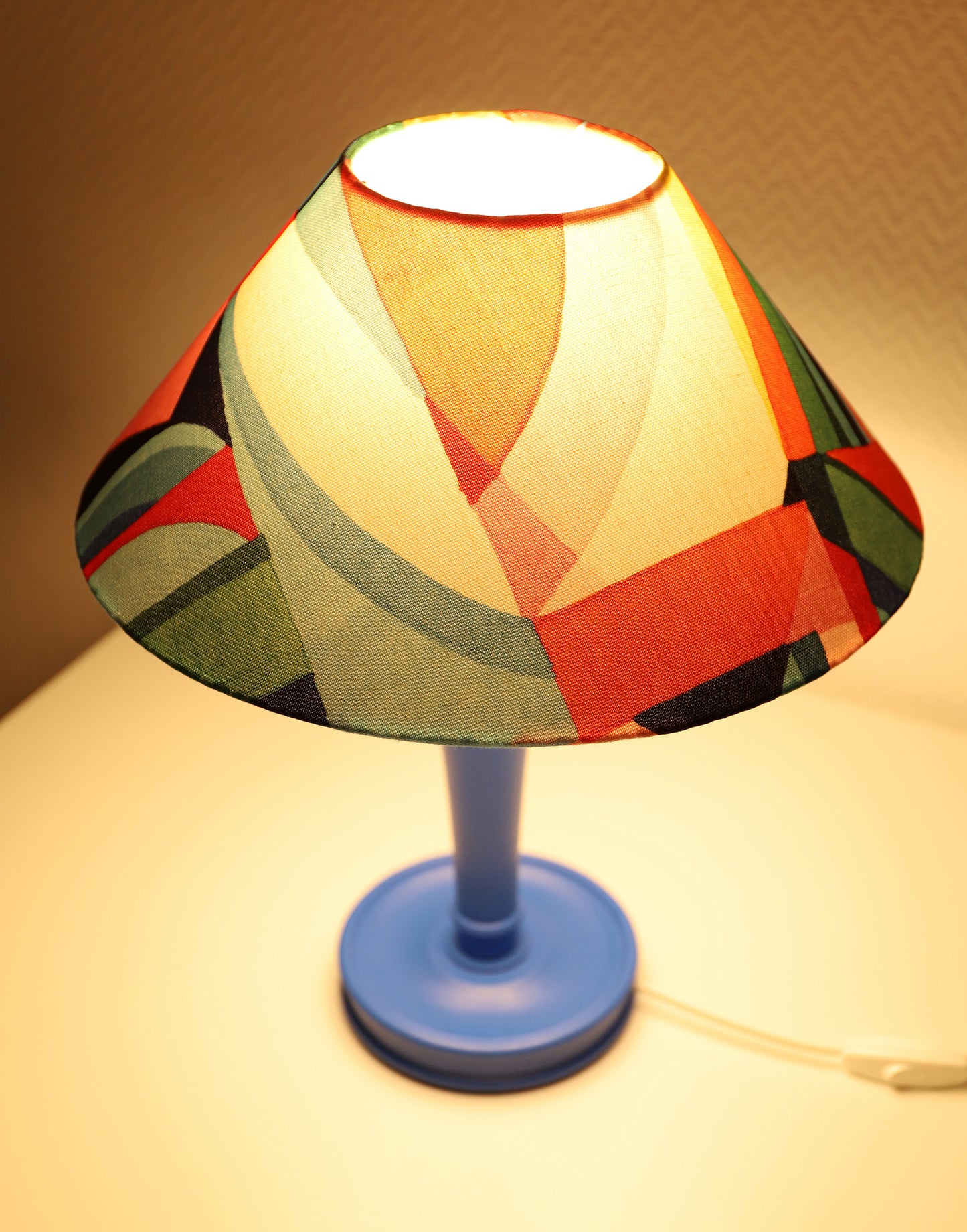Lampe à poser, pied en bois bleu et abat-jour imprimé multicolore