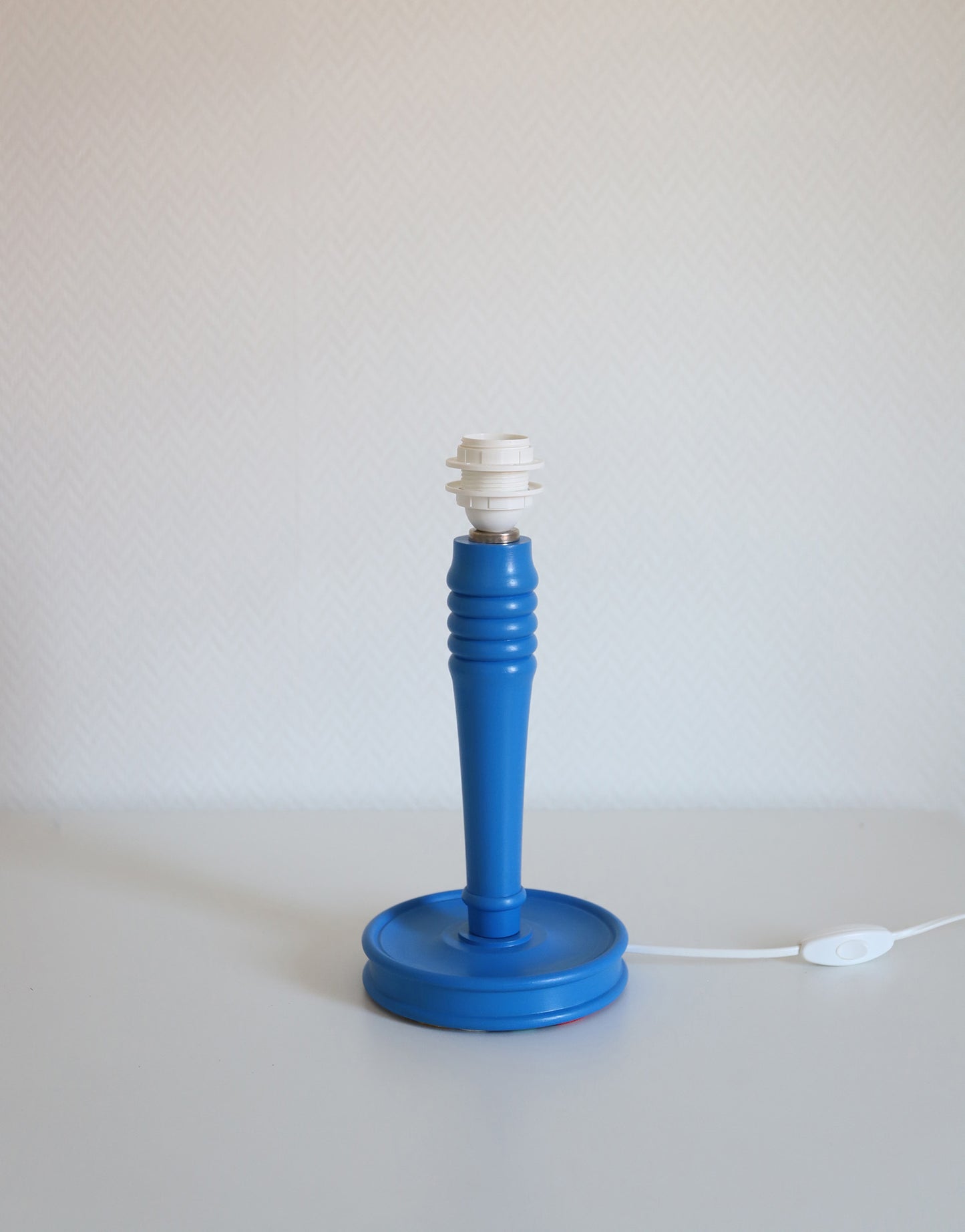 Lampe à poser, pied en bois bleu et abat-jour imprimé multicolore