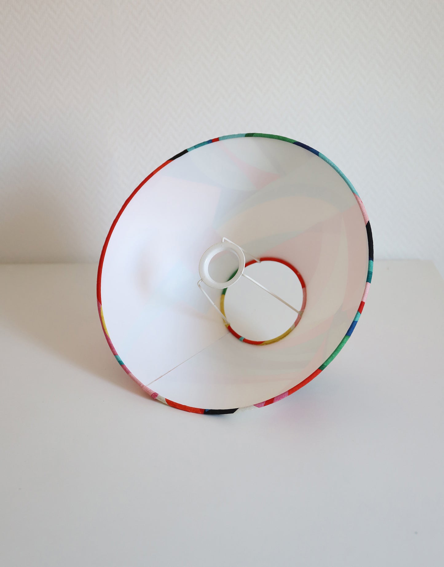 Lampe à poser, pied en bois bleu et abat-jour imprimé multicolore