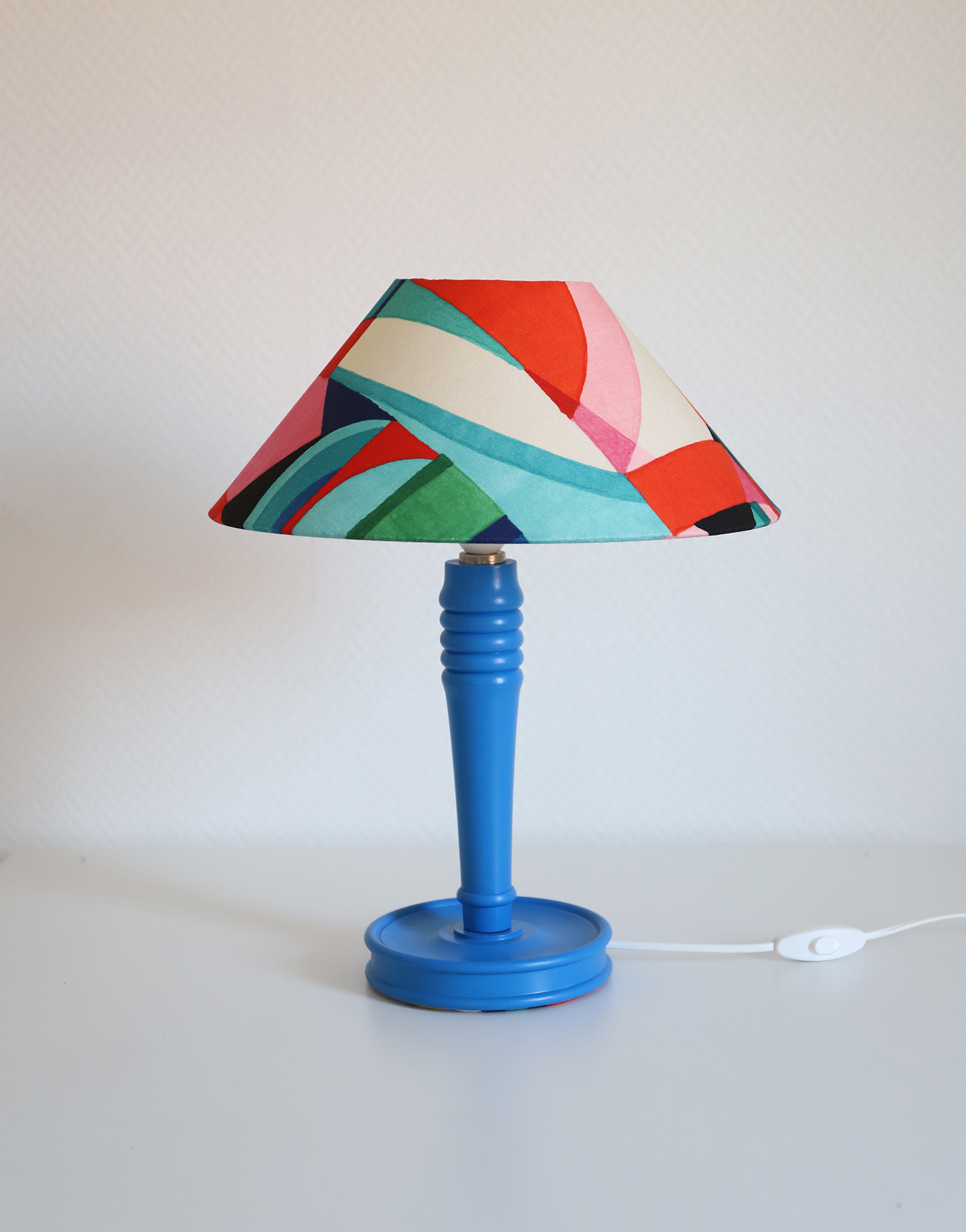 Lampe à poser, pied en bois bleu et abat-jour imprimé multicolore