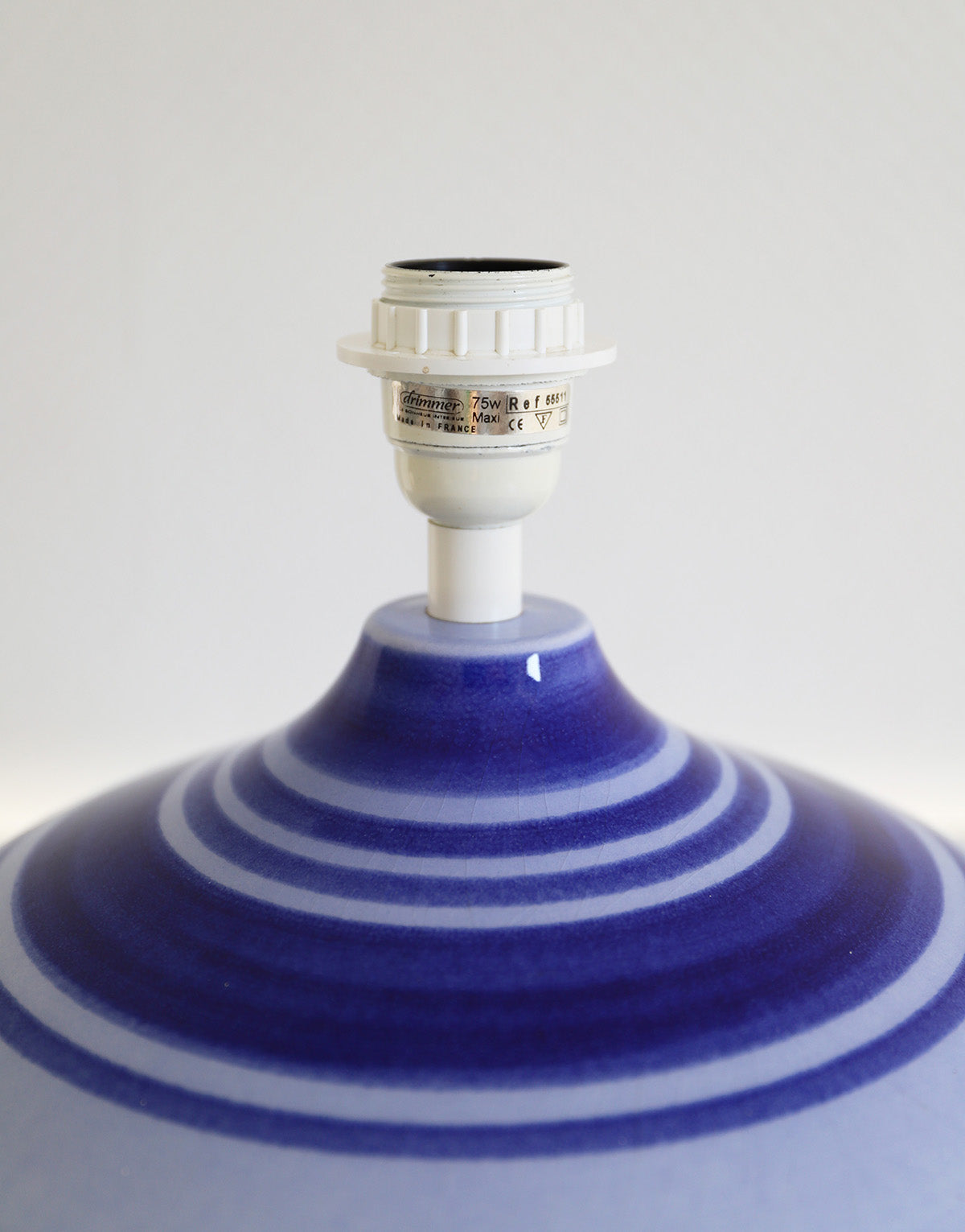 Lampe à poser, pied rayé en céramique bleu et abat-jour uni