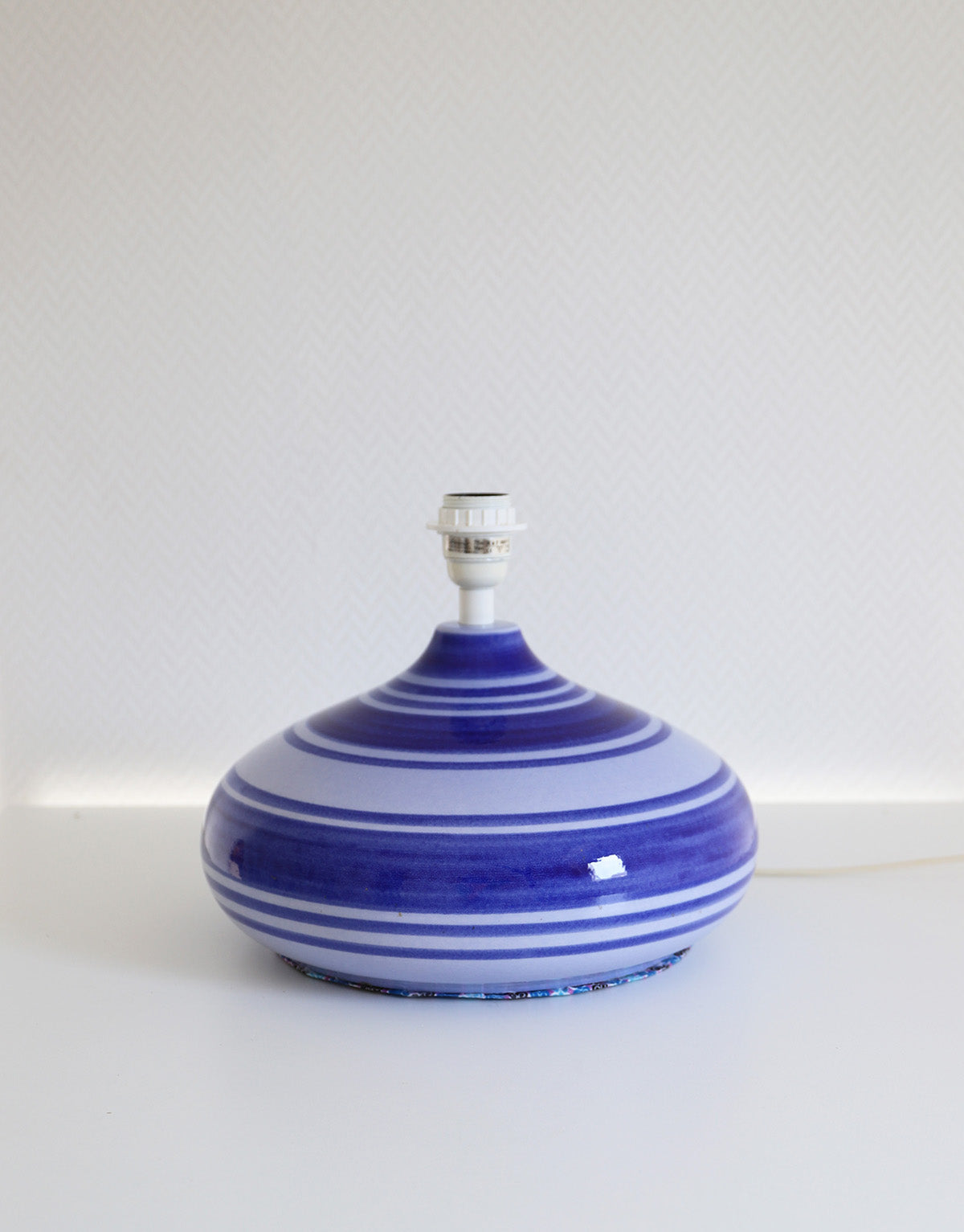 Lampe à poser, pied rayé en céramique bleu et abat-jour uni