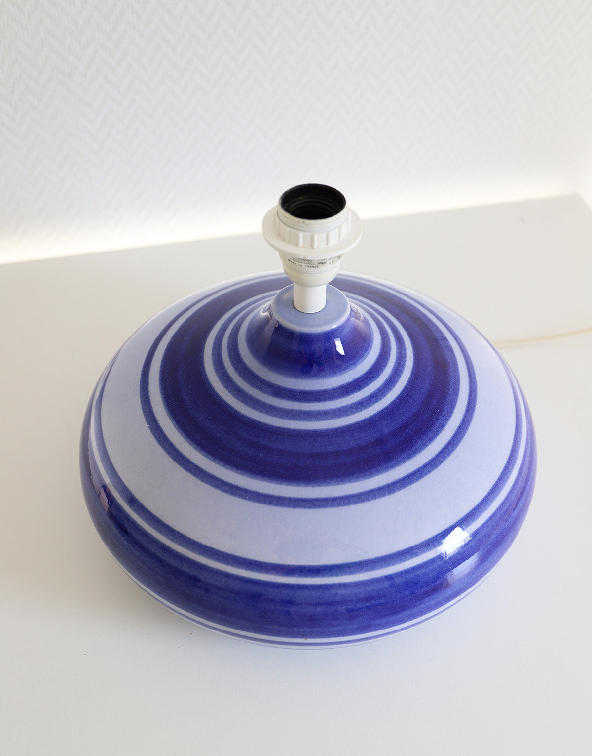 Lampe à poser, pied rayé en céramique bleu et abat-jour uni