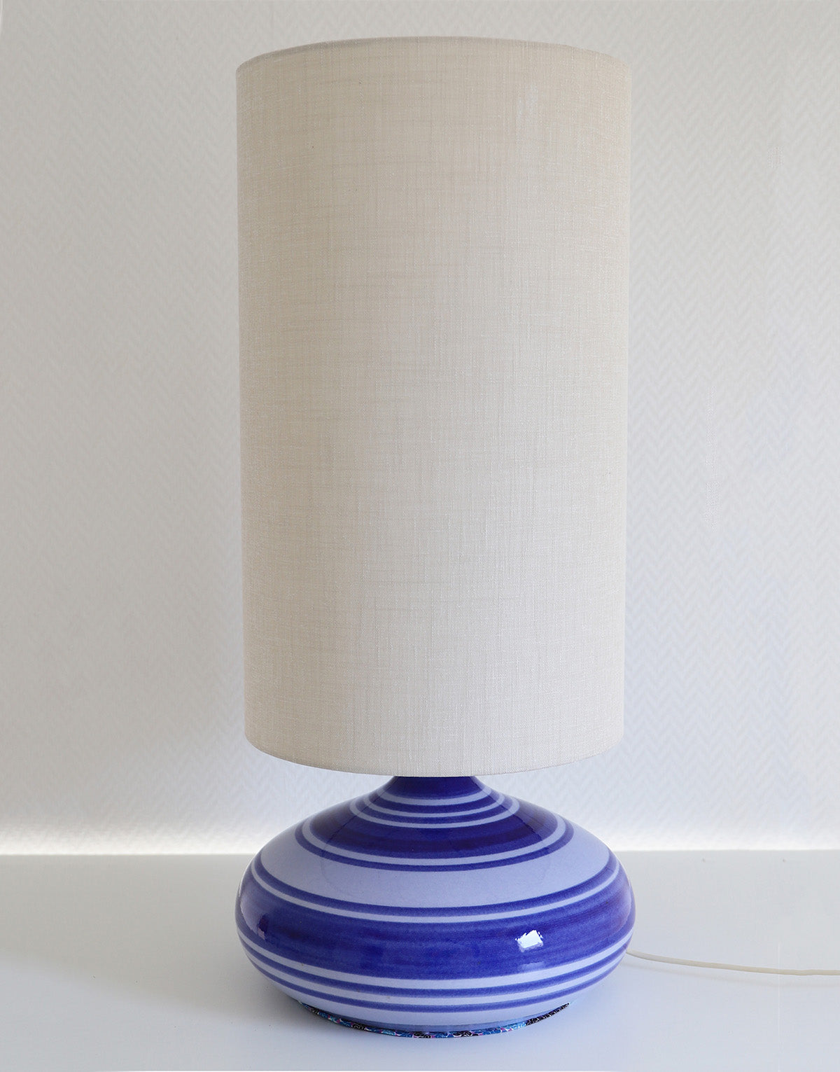 Lampe à poser, pied rayé en céramique bleu et abat-jour uni