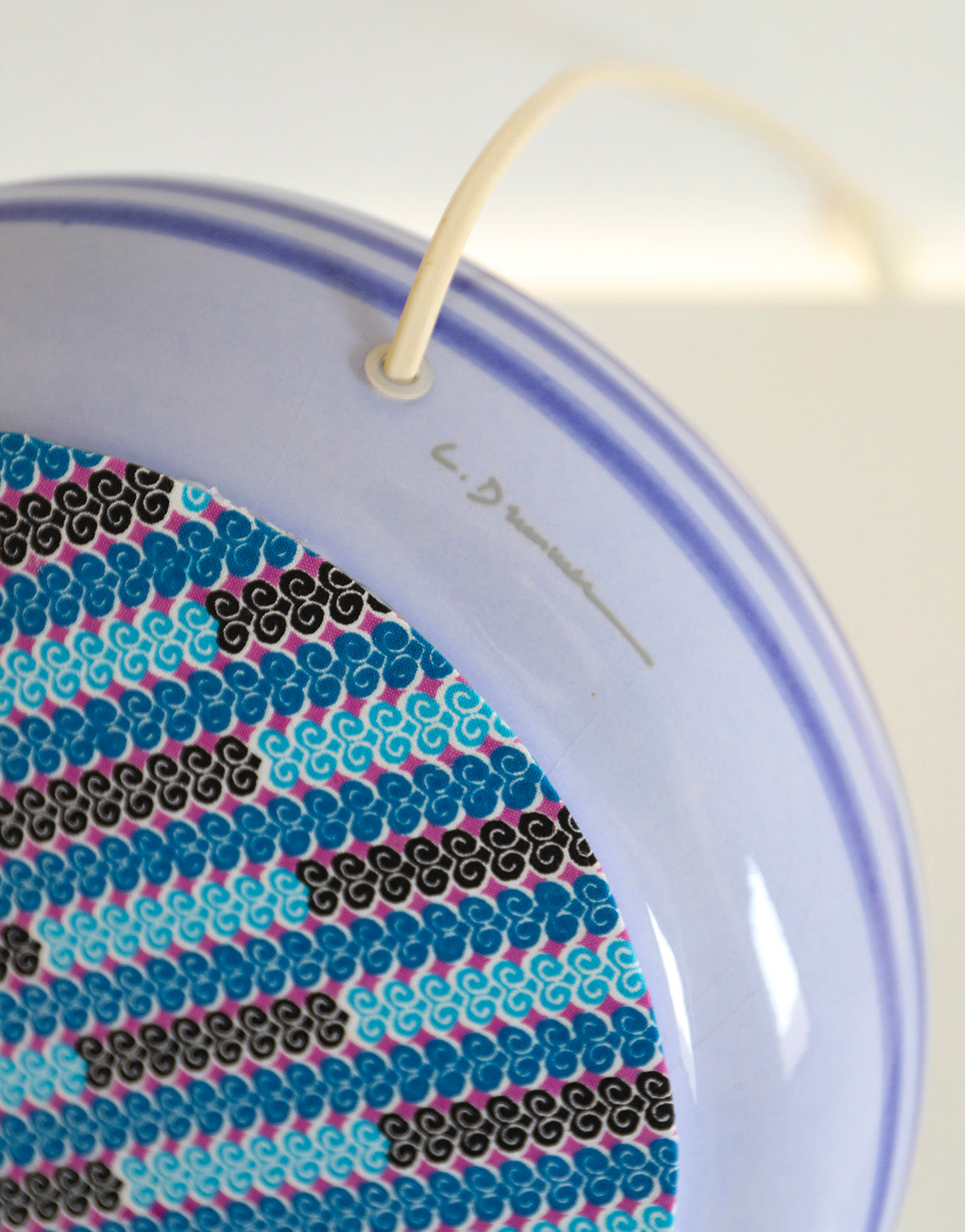 Lampe à poser, pied rayé en céramique bleu et abat-jour uni