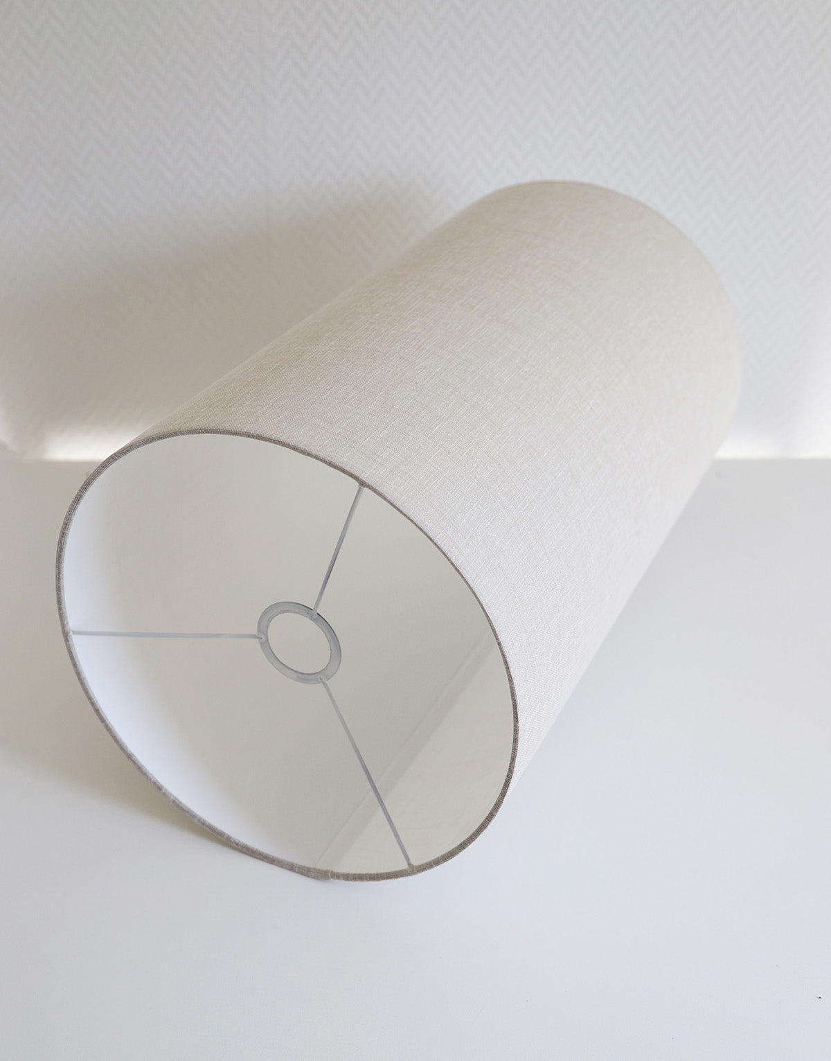 Lampe à poser, pied rayé en céramique bleu et abat-jour uni