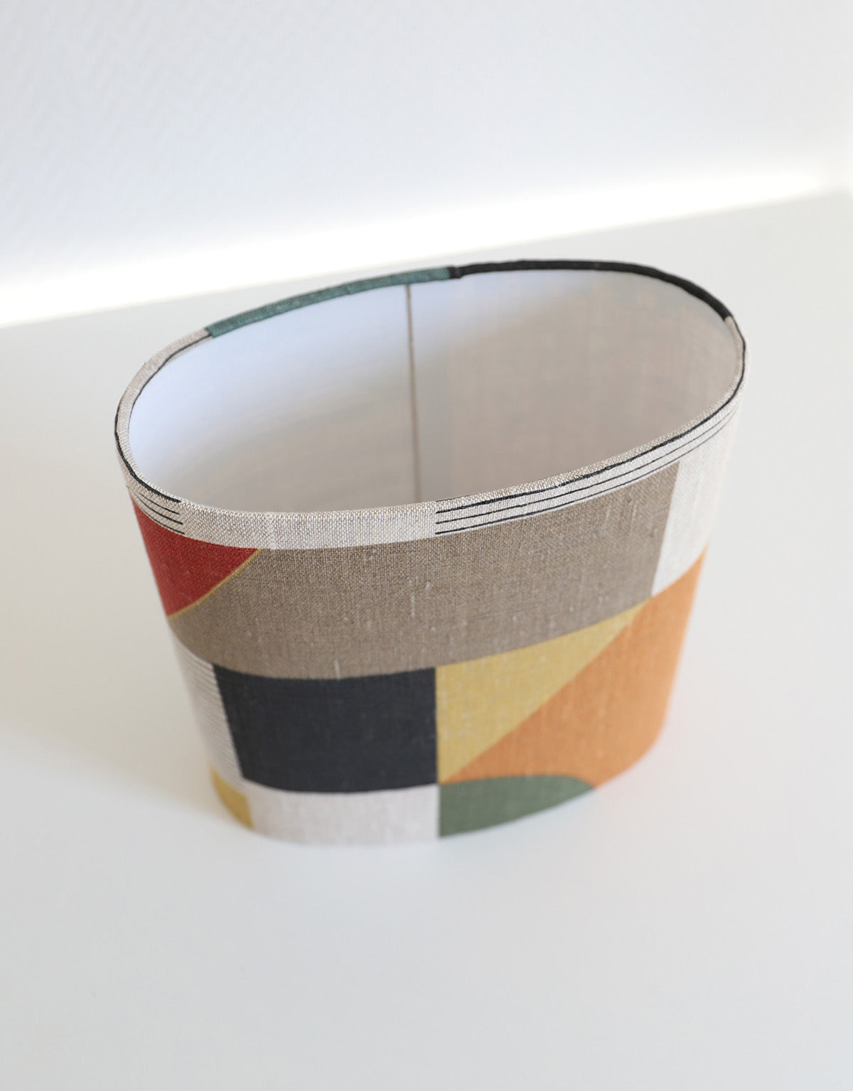 Petite lampe à poser, pied en bois sculpté et abat-jour oval
