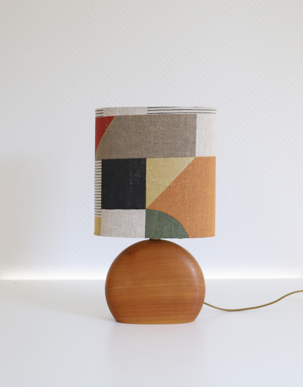 Petite lampe à poser, pied en bois sculpté et abat-jour oval