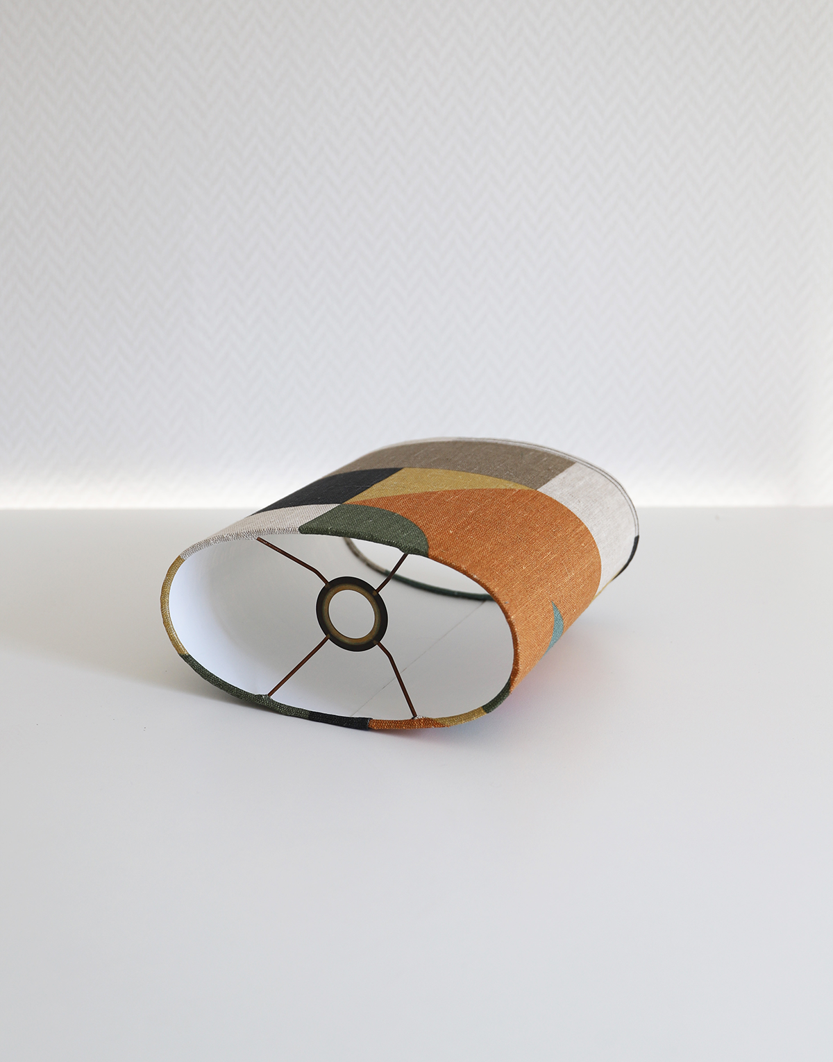 Petite lampe à poser, pied en bois sculpté et abat-jour oval
