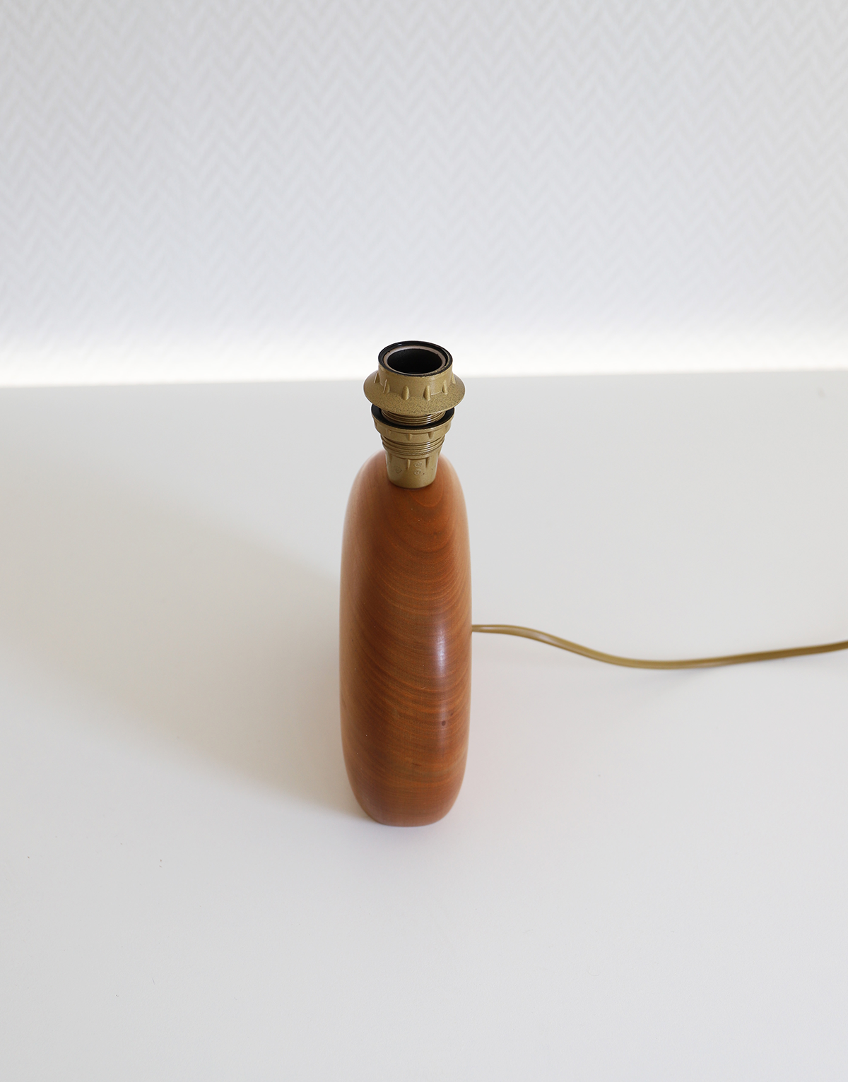 Petite lampe à poser, pied en bois sculpté et abat-jour oval