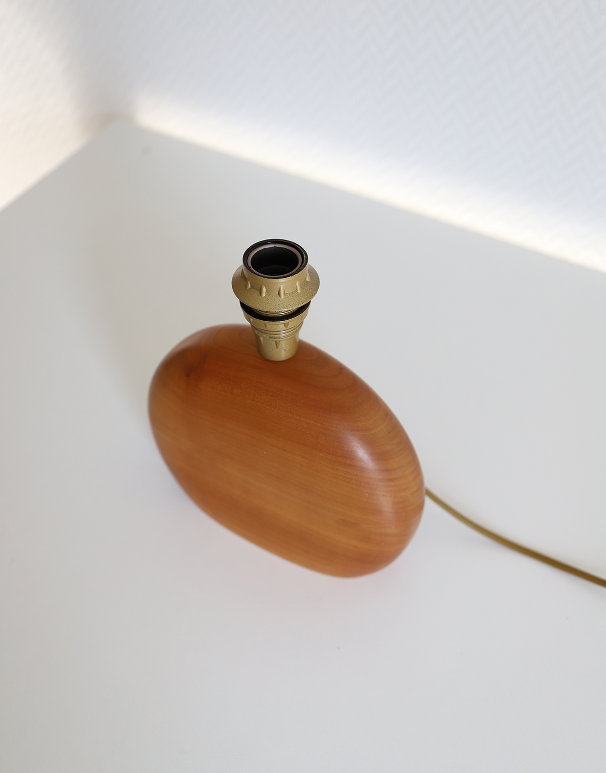 Petite lampe à poser, pied en bois sculpté et abat-jour oval