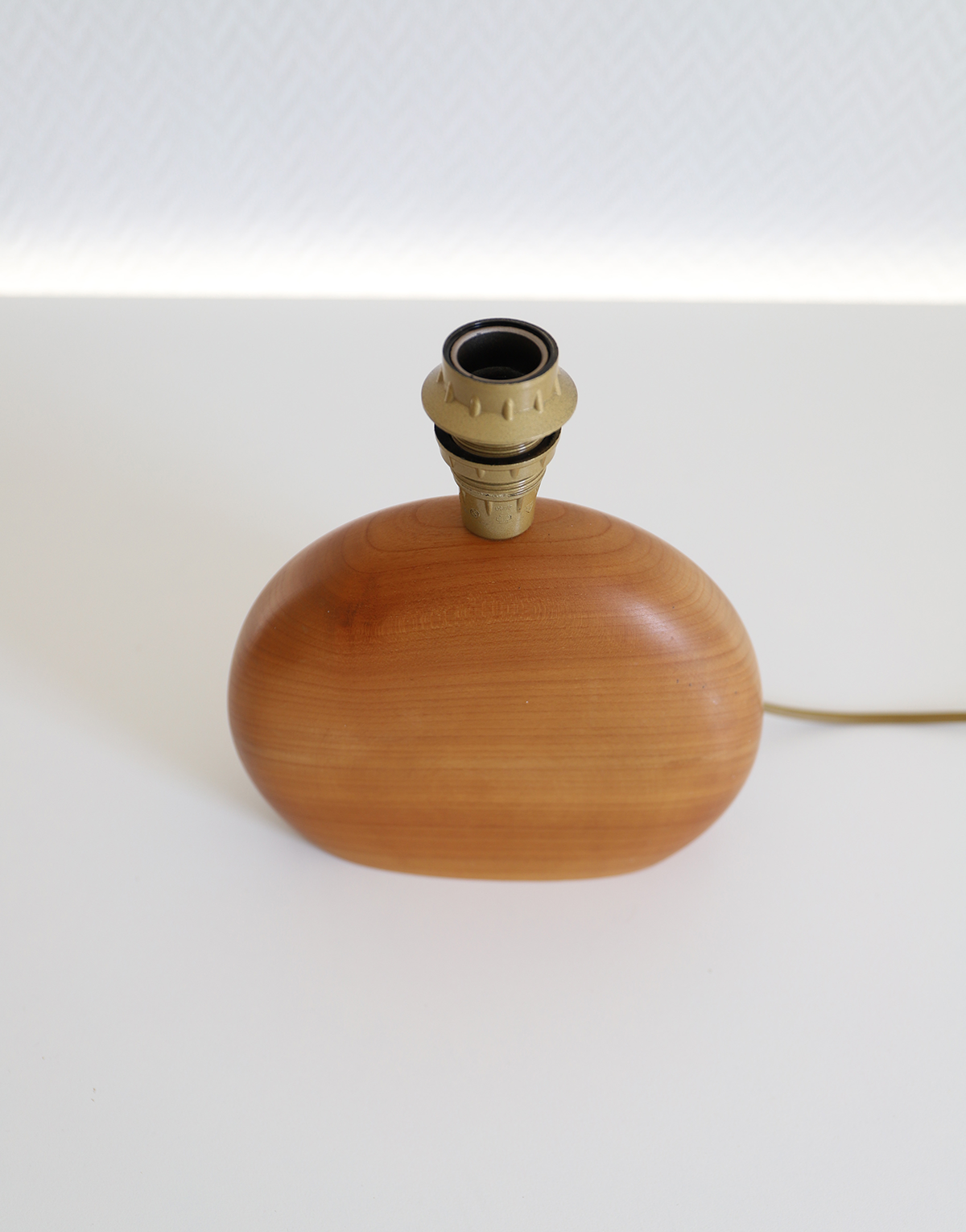 Petite lampe à poser, pied en bois sculpté et abat-jour oval