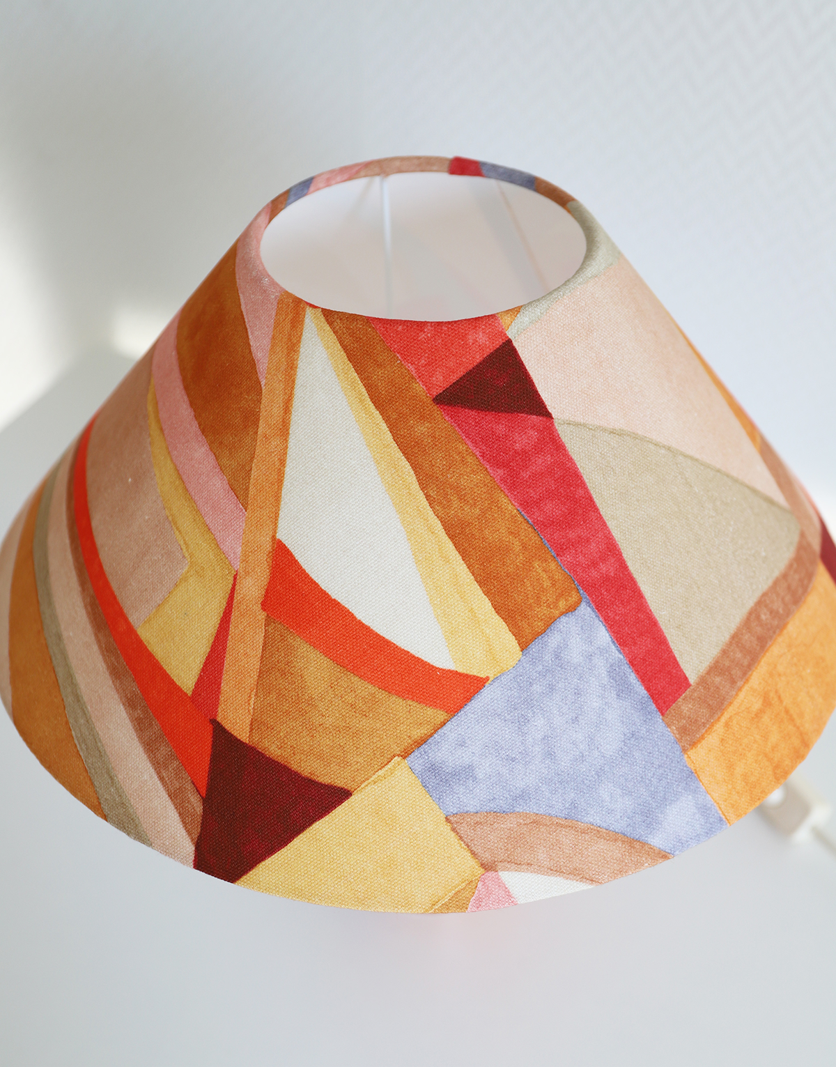 Lampe à poser, pied en céramique et abat-jour conique imprimé