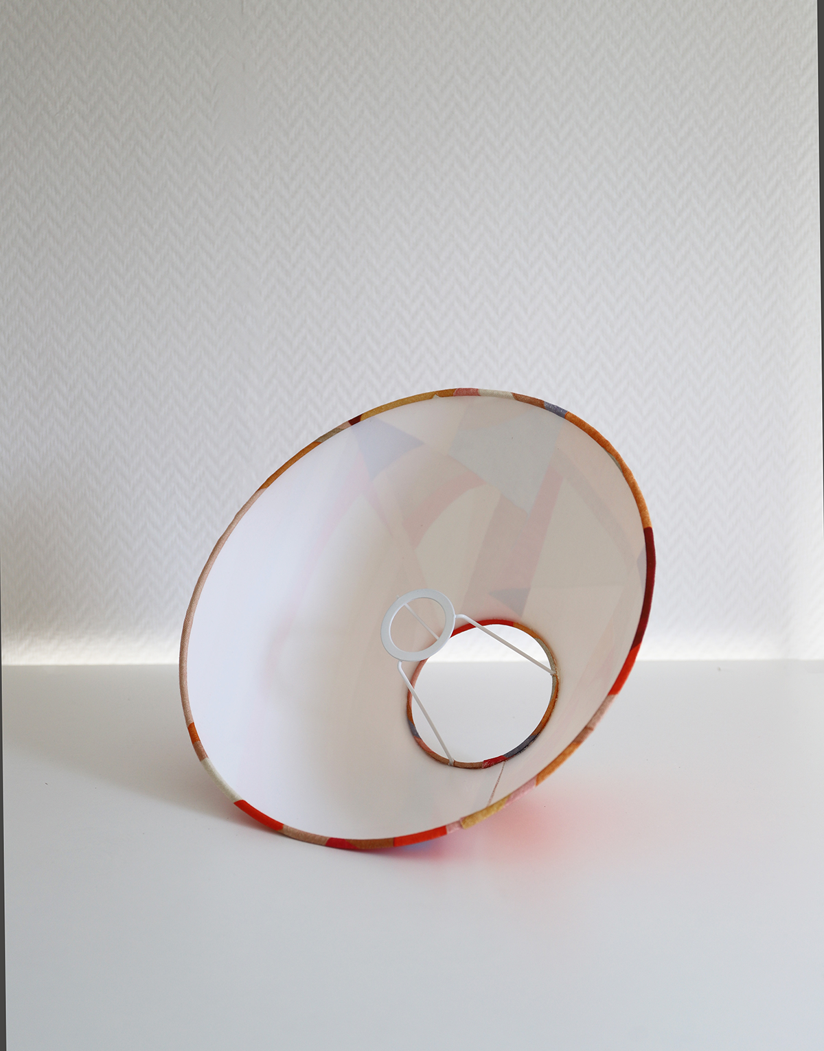 Lampe à poser, pied en céramique et abat-jour conique imprimé