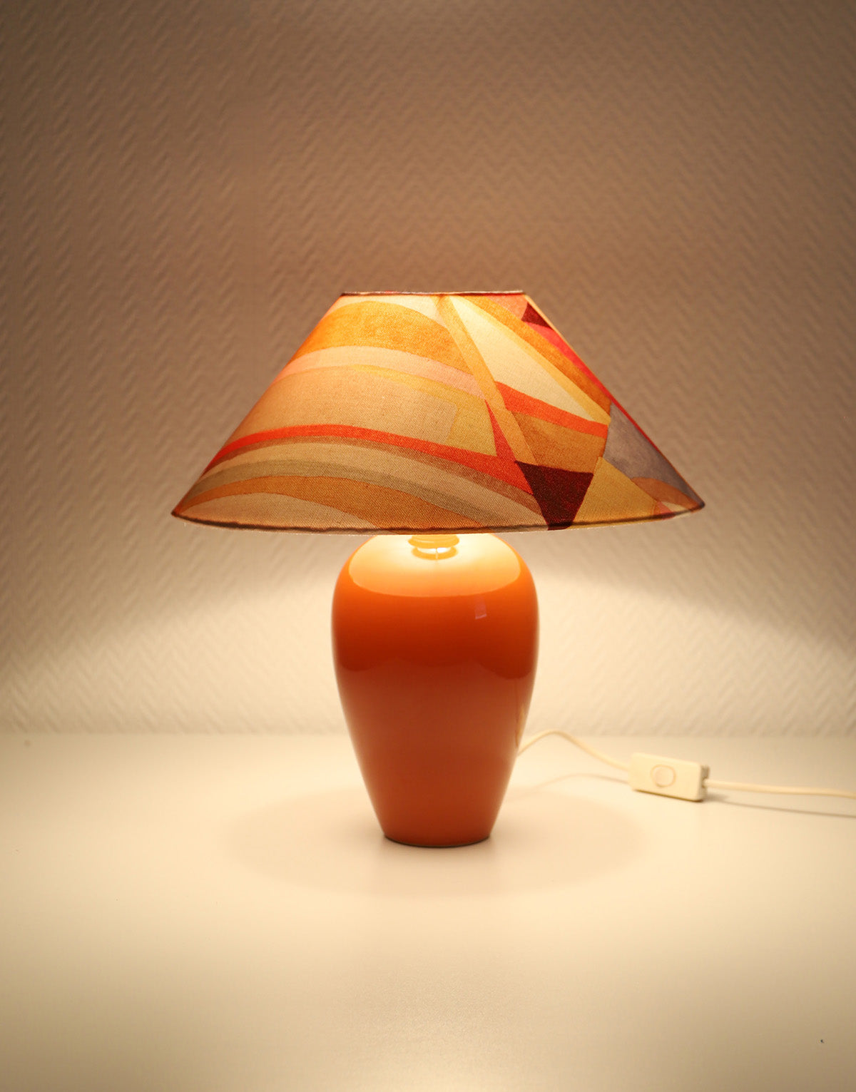 Lampe à poser, pied en céramique et abat-jour conique imprimé