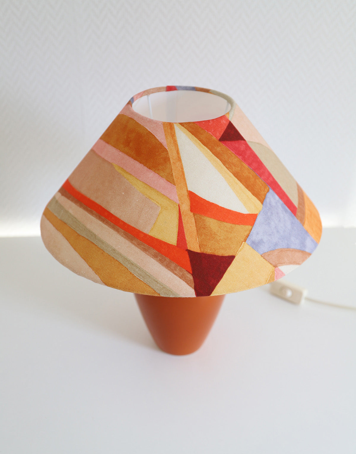 Lampe à poser, pied en céramique et abat-jour conique imprimé