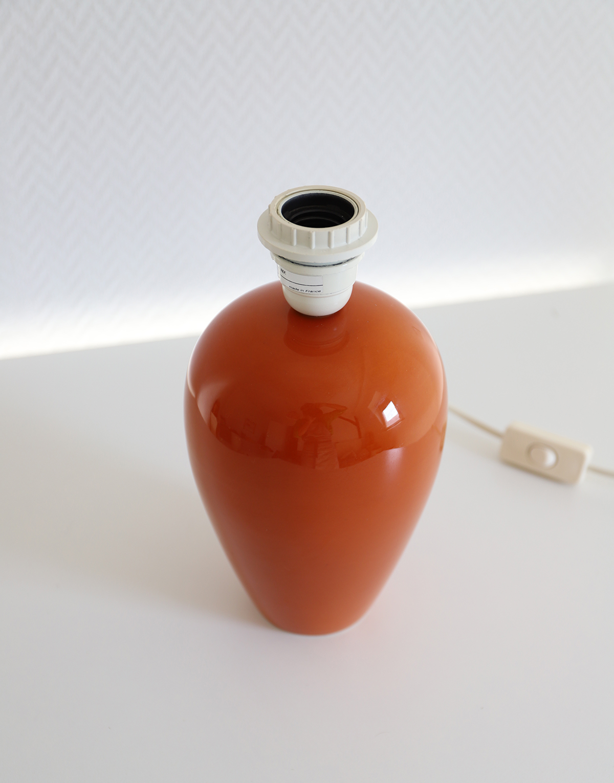 Lampe à poser, pied en céramique et abat-jour conique imprimé