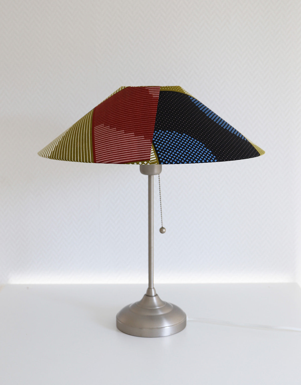 Lampe à poser, pied Ikea vintage et abat-jour conique imprimé