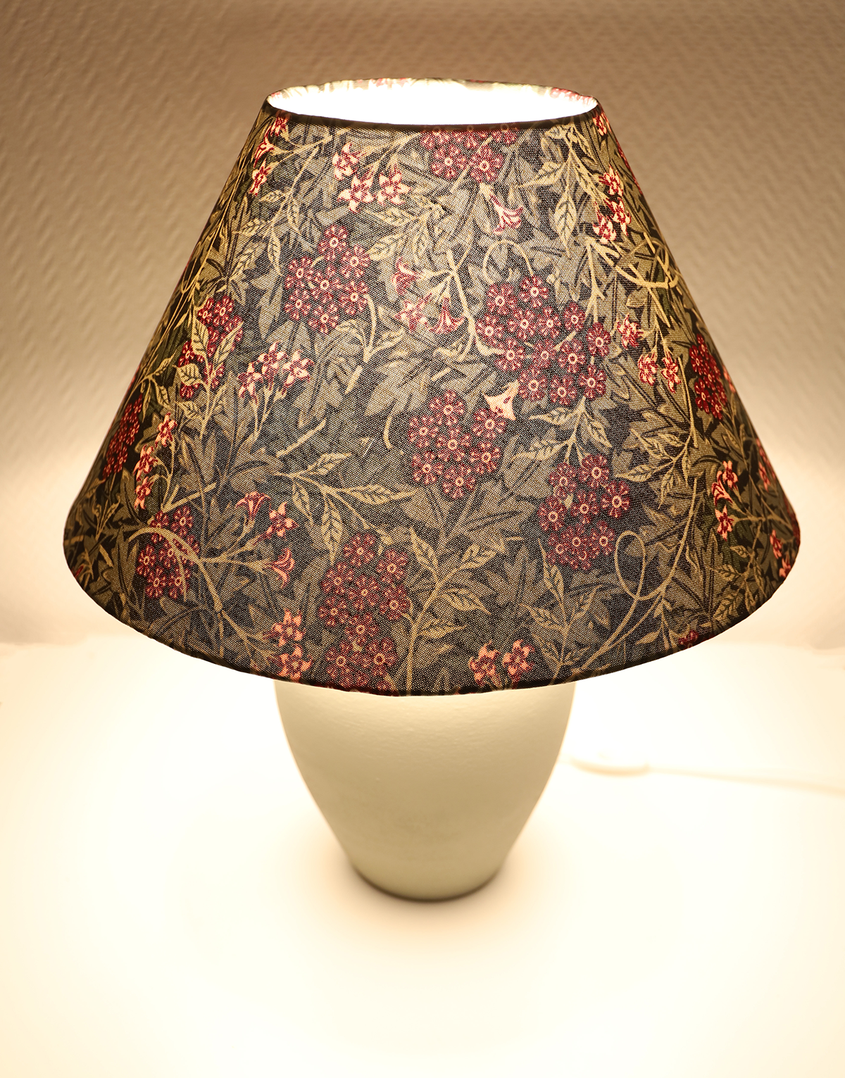 Lampe à poser, pied en céramique mate et abat-jour trapèze imprimé