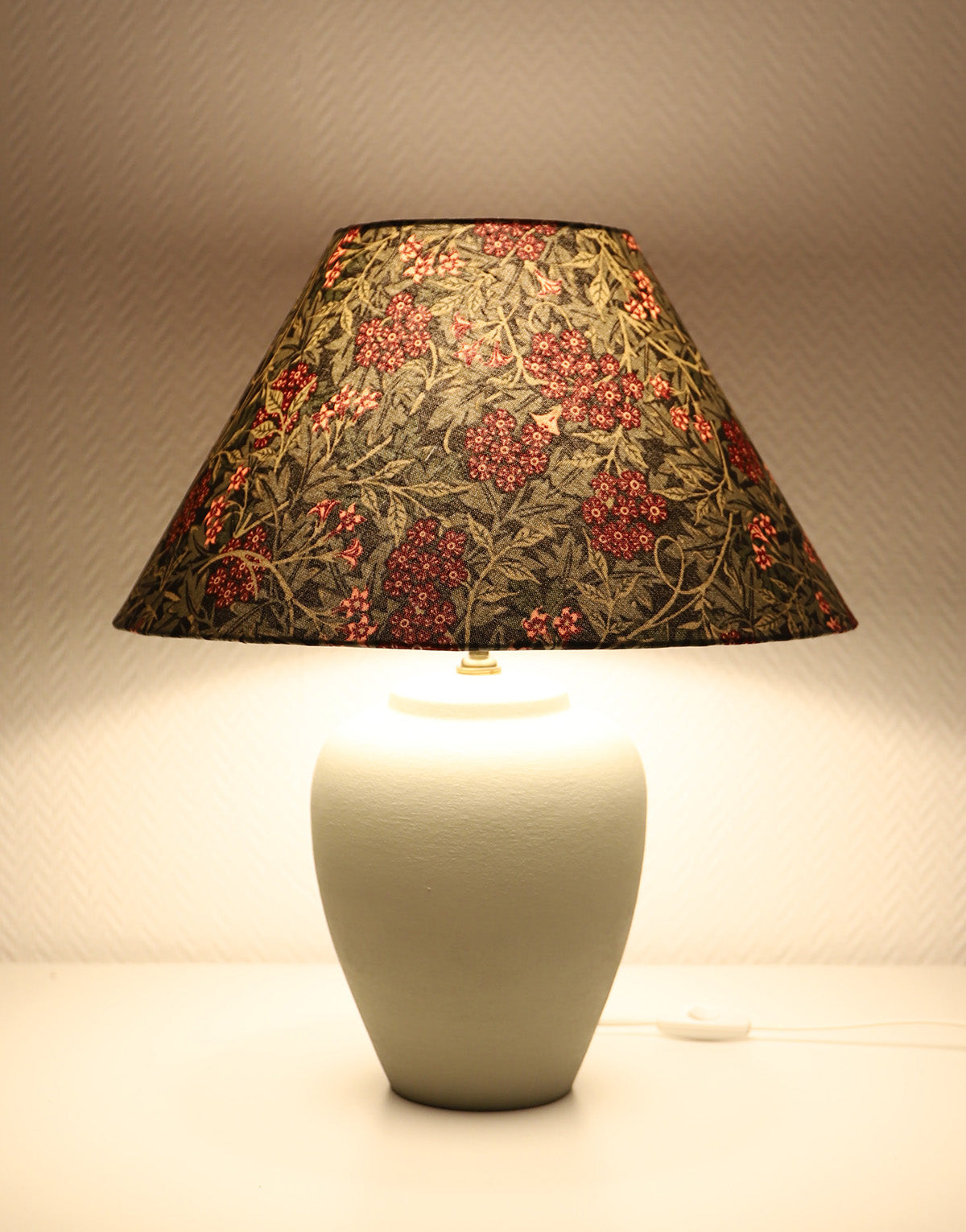 Lampe à poser, pied en céramique mate et abat-jour trapèze imprimé