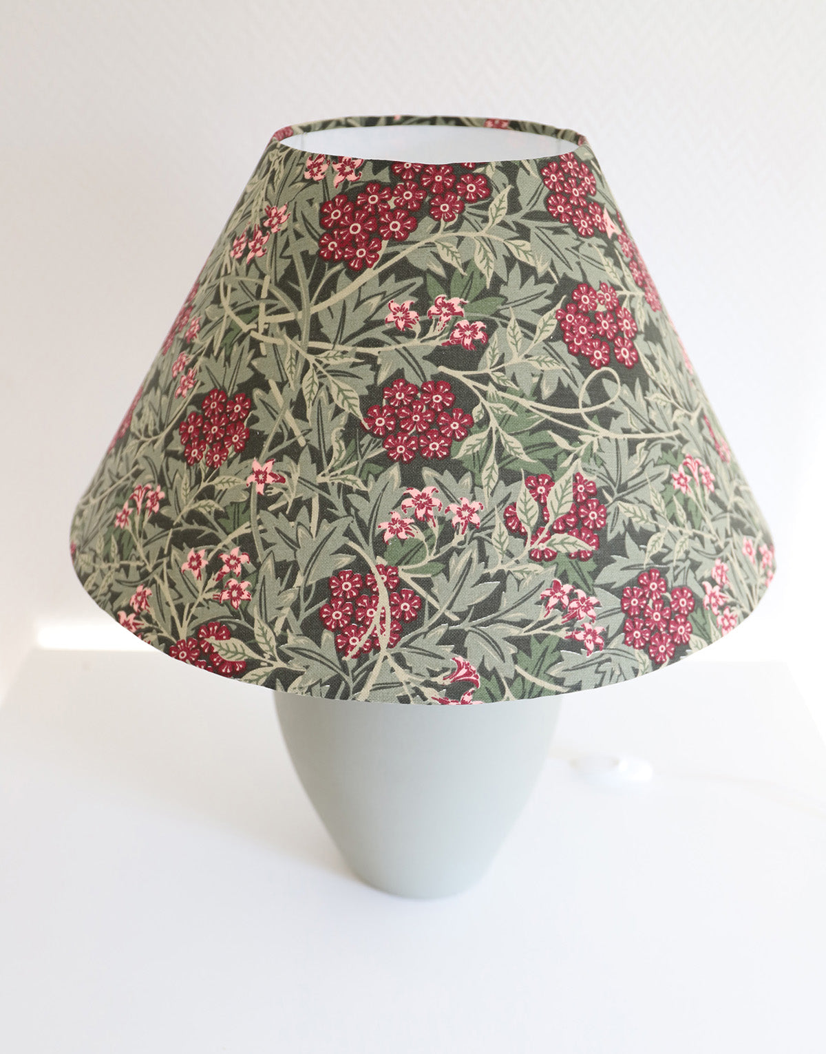 Lampe à poser, pied en céramique mate et abat-jour trapèze imprimé