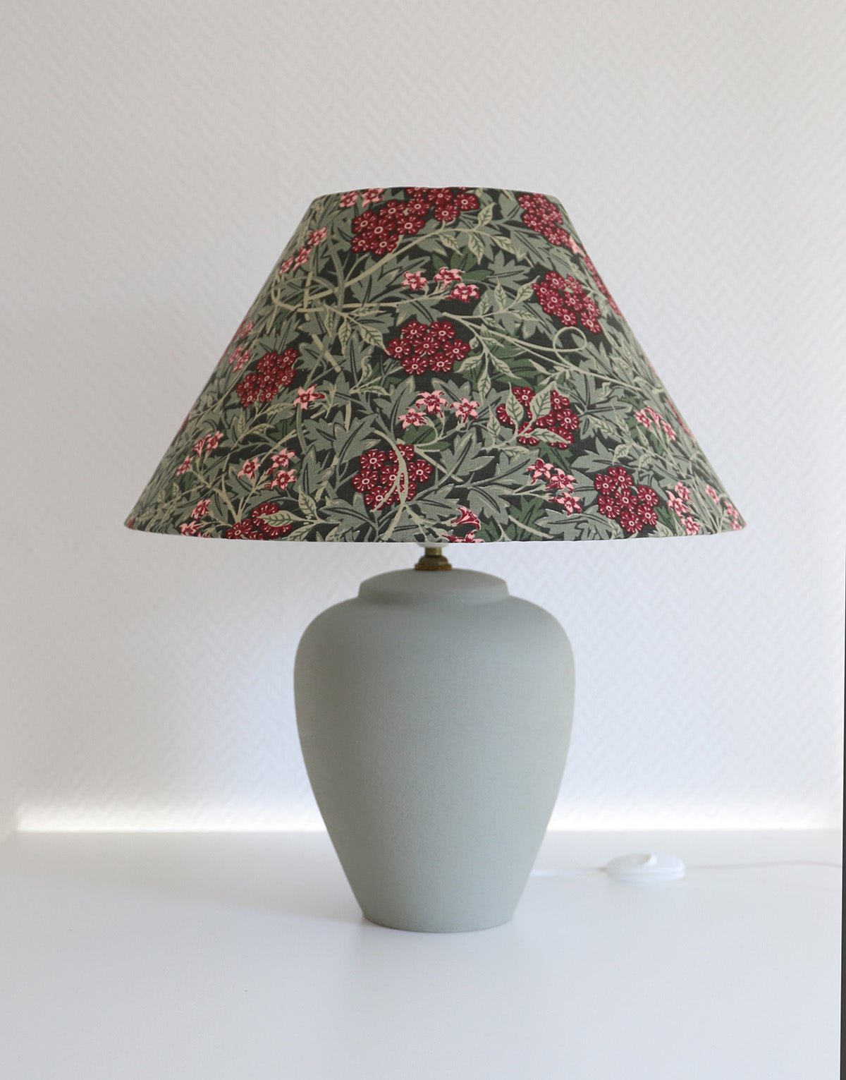 Lampe à poser, pied en céramique mate et abat-jour trapèze imprimé
