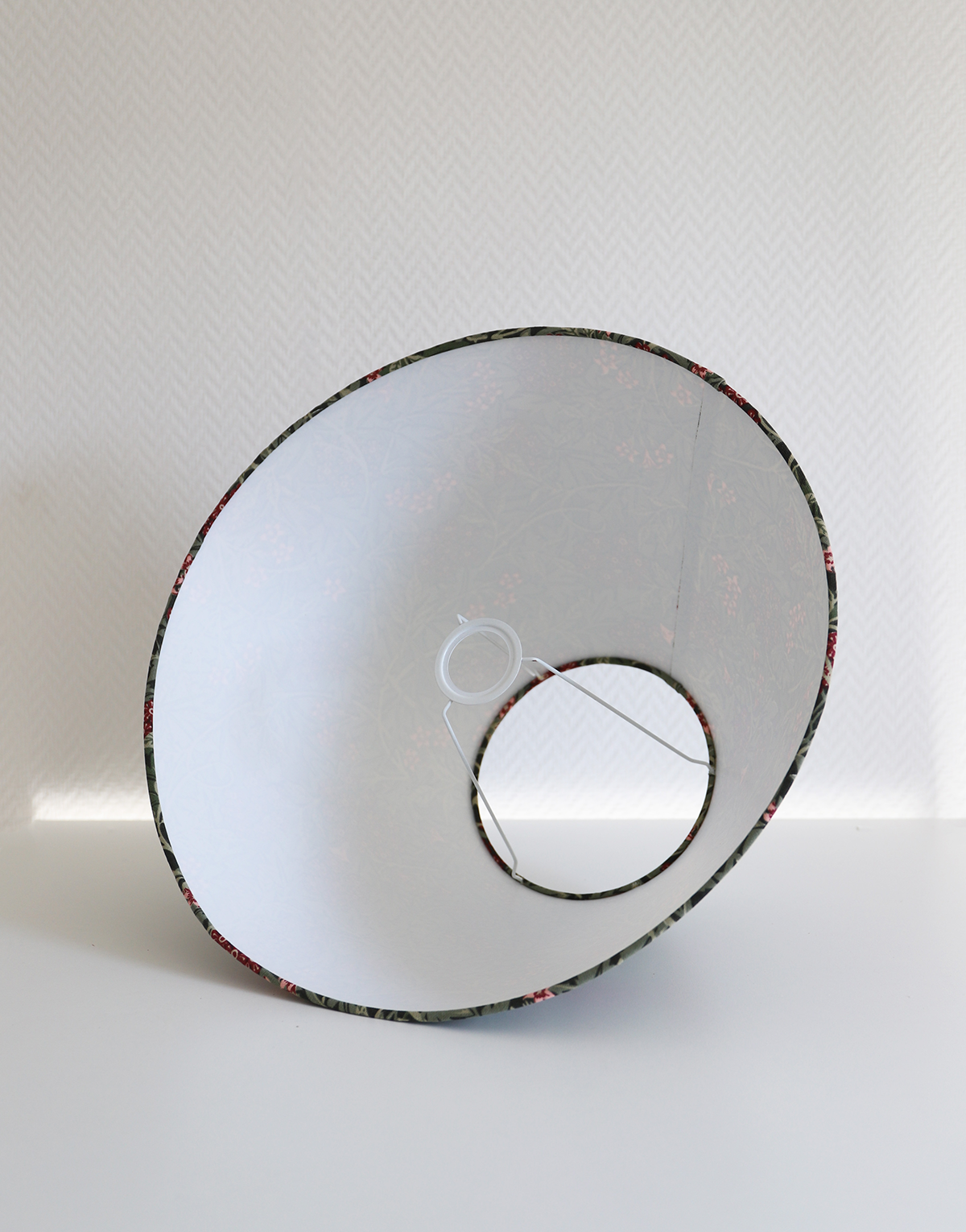 Lampe à poser, pied en céramique mate et abat-jour trapèze imprimé