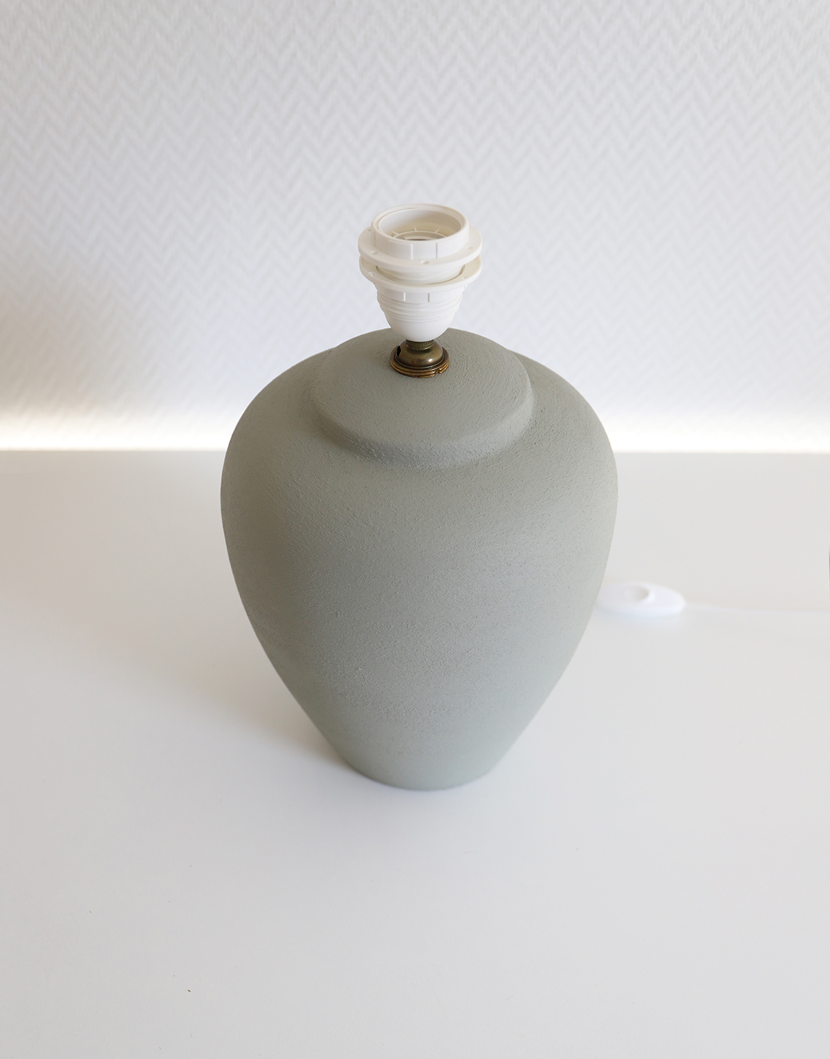 Lampe à poser, pied en céramique mate et abat-jour trapèze imprimé
