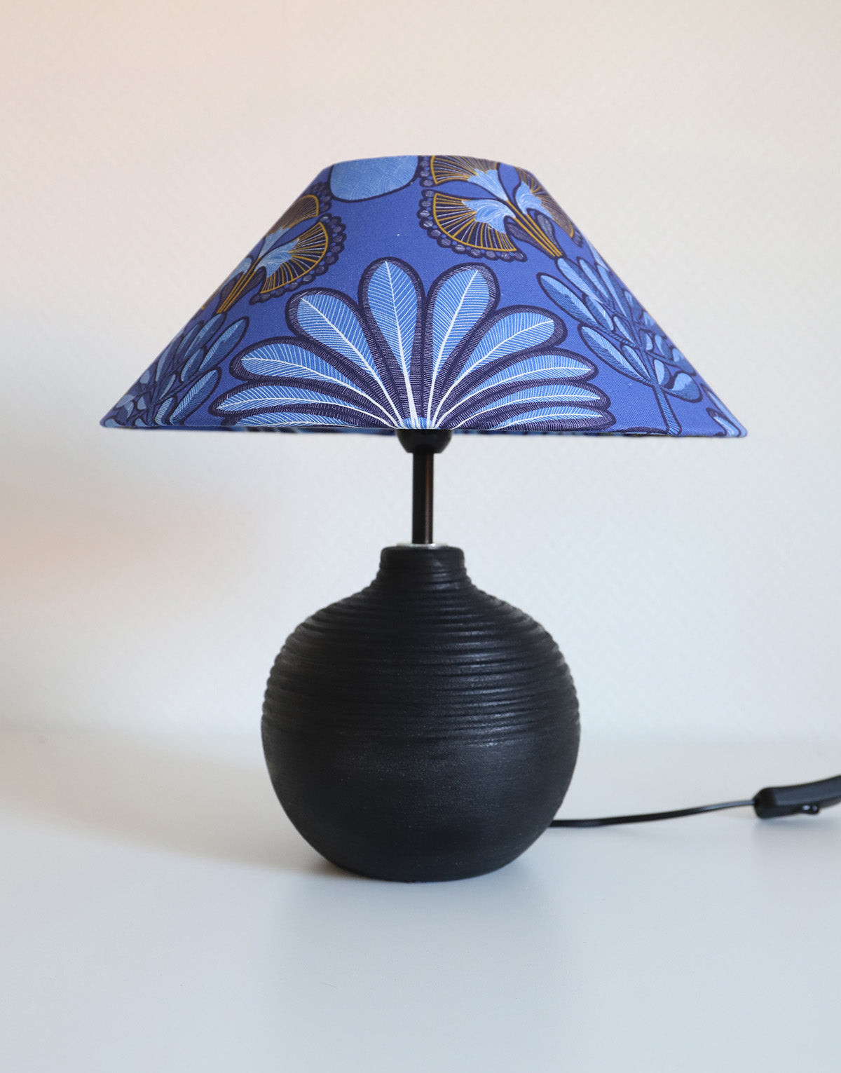 Lampe à poser, pied en terre-cuite et abat-jour conique imprimé