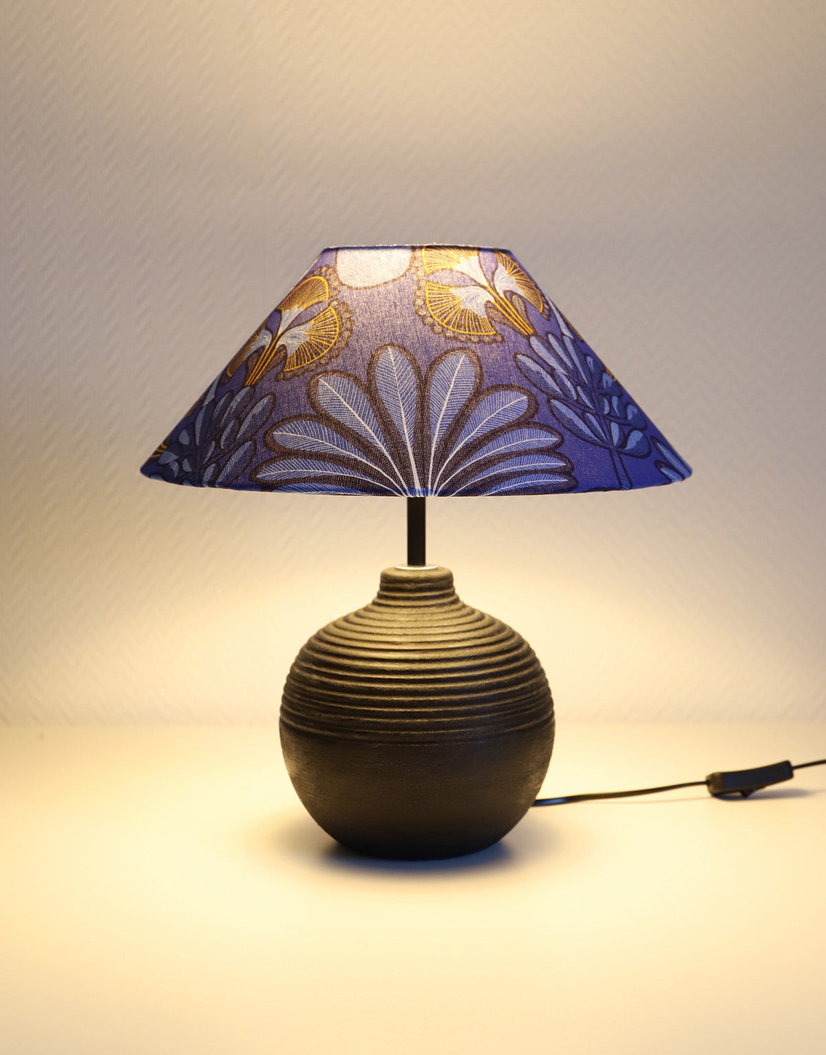 Lampe à poser, pied en terre-cuite et abat-jour conique imprimé