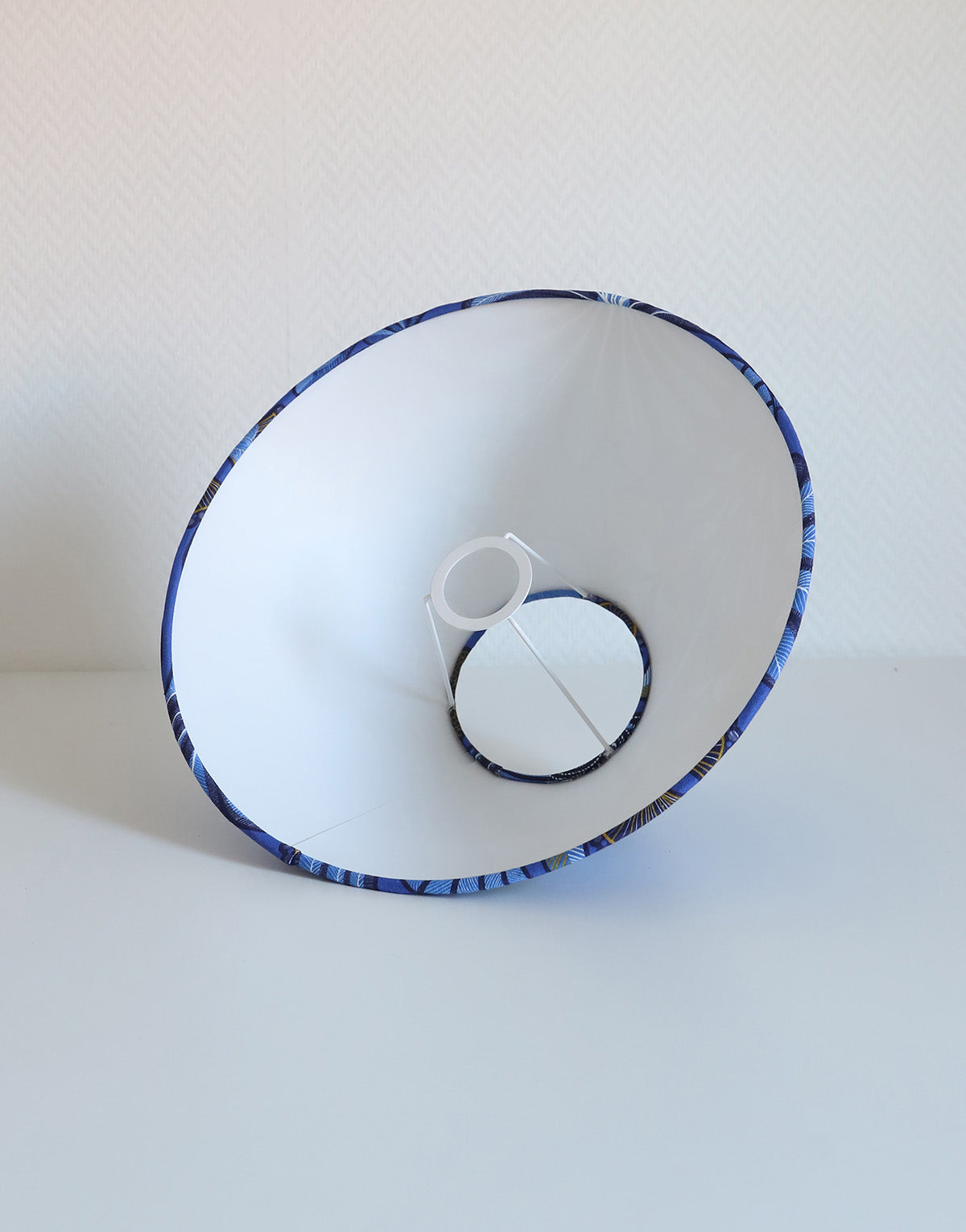 Lampe à poser, pied en terre-cuite et abat-jour conique imprimé