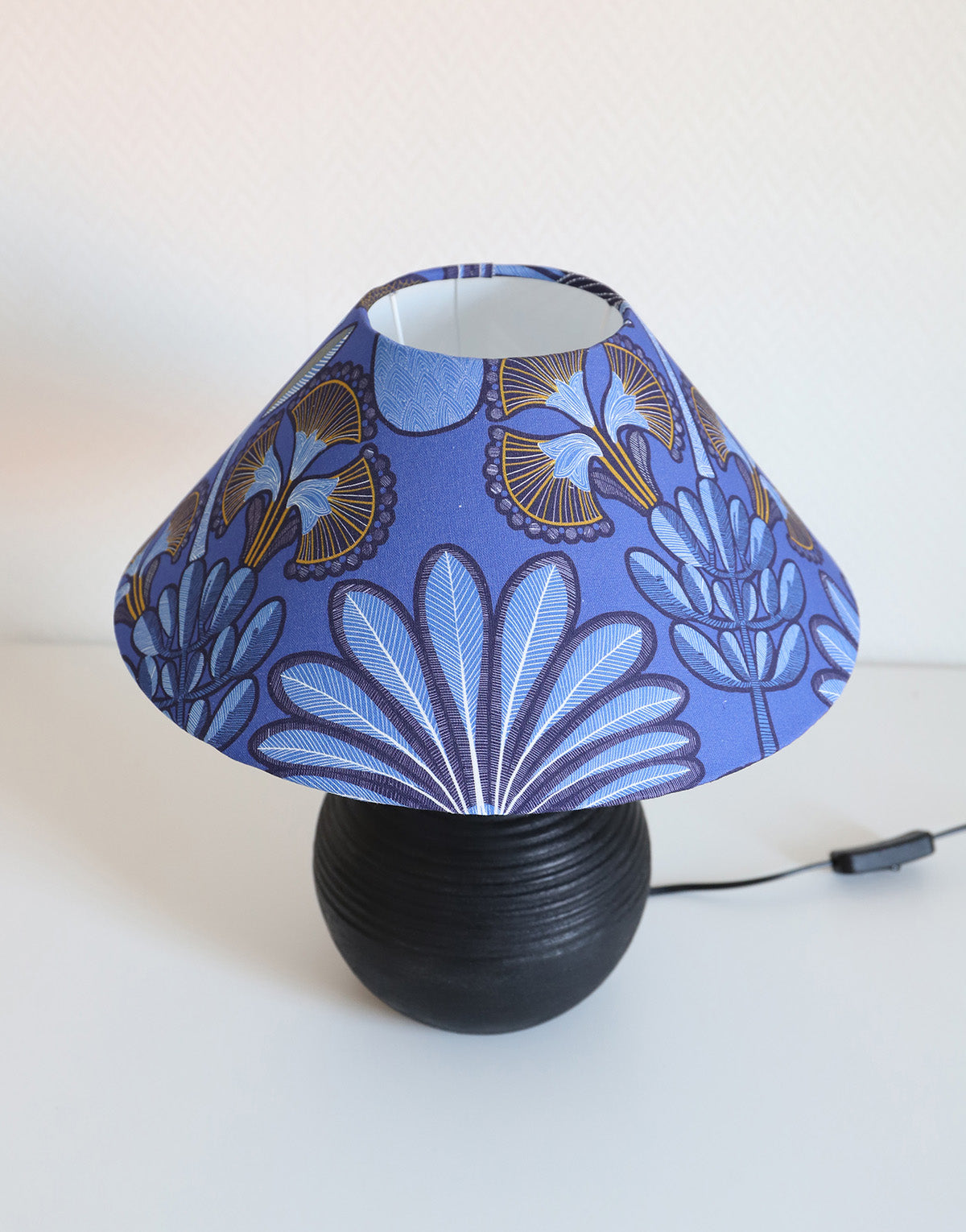 Lampe à poser, pied en terre-cuite et abat-jour conique imprimé