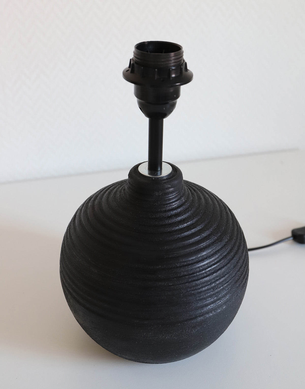 Lampe à poser, pied en terre-cuite et abat-jour conique imprimé