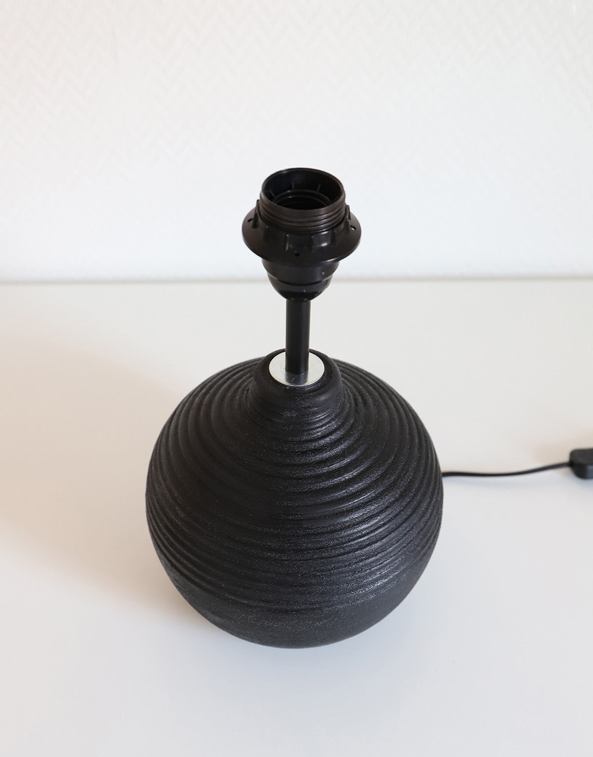 Lampe à poser, pied en terre-cuite et abat-jour conique imprimé