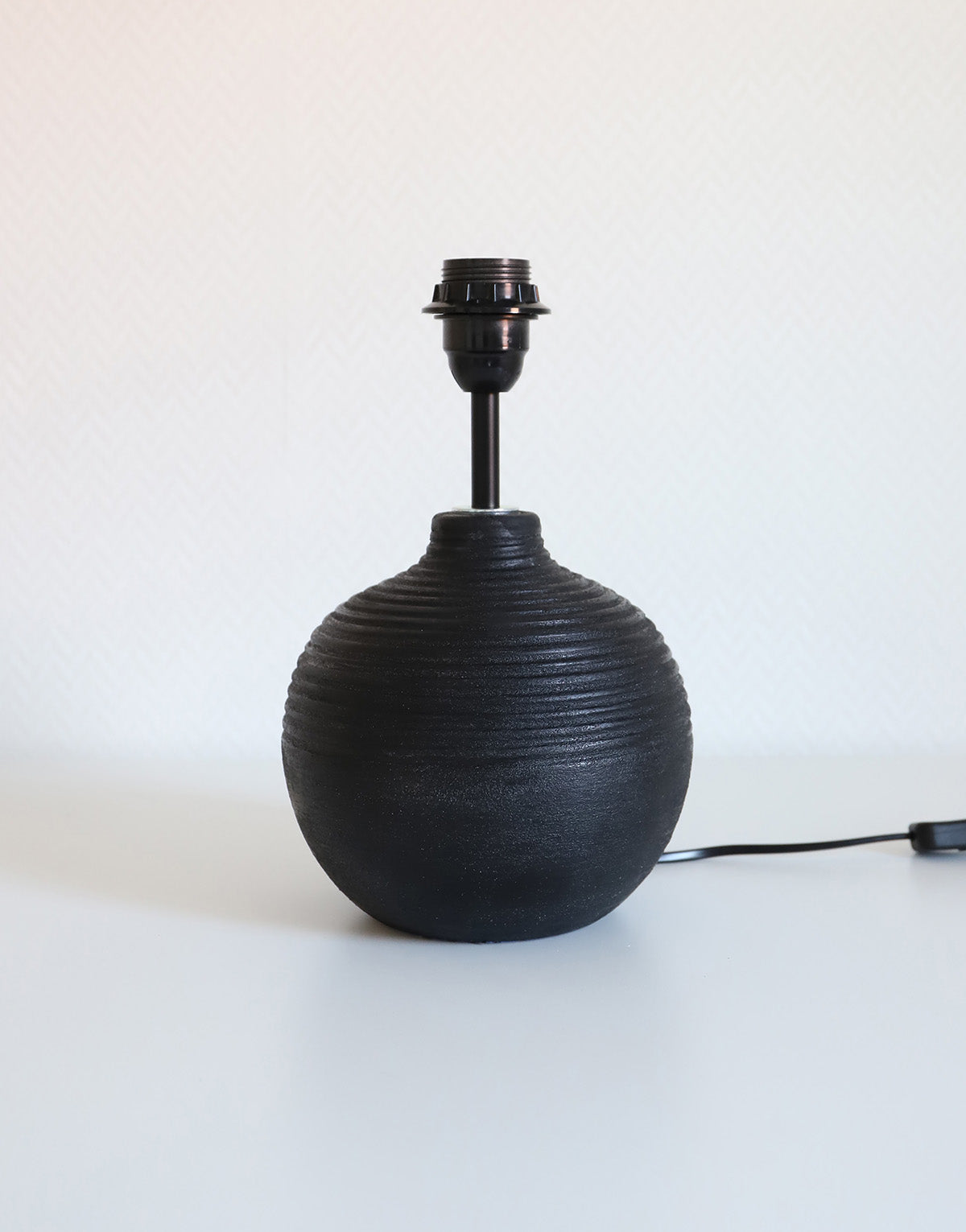Lampe à poser, pied en terre-cuite et abat-jour conique imprimé