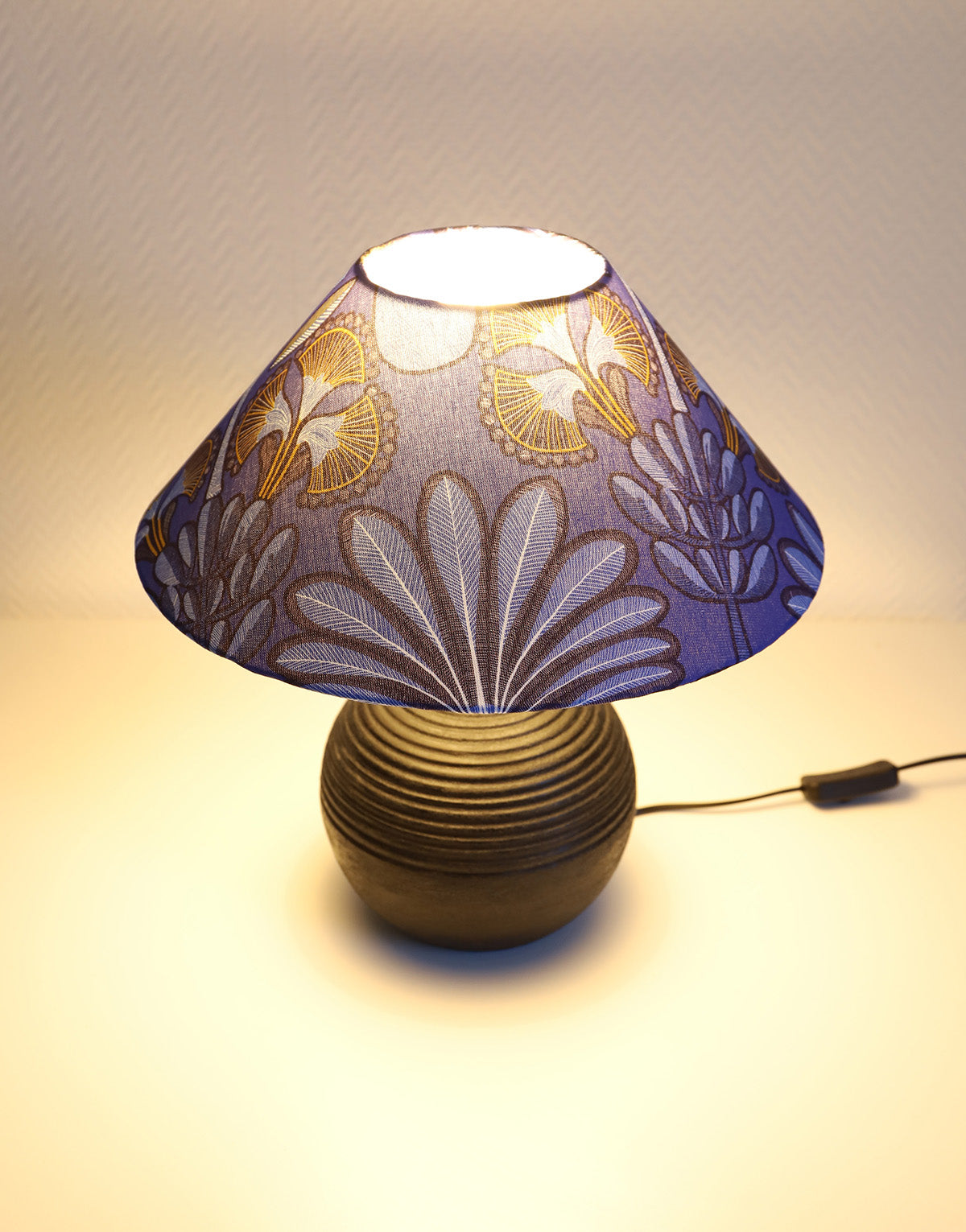 Lampe à poser, pied en terre-cuite et abat-jour conique imprimé