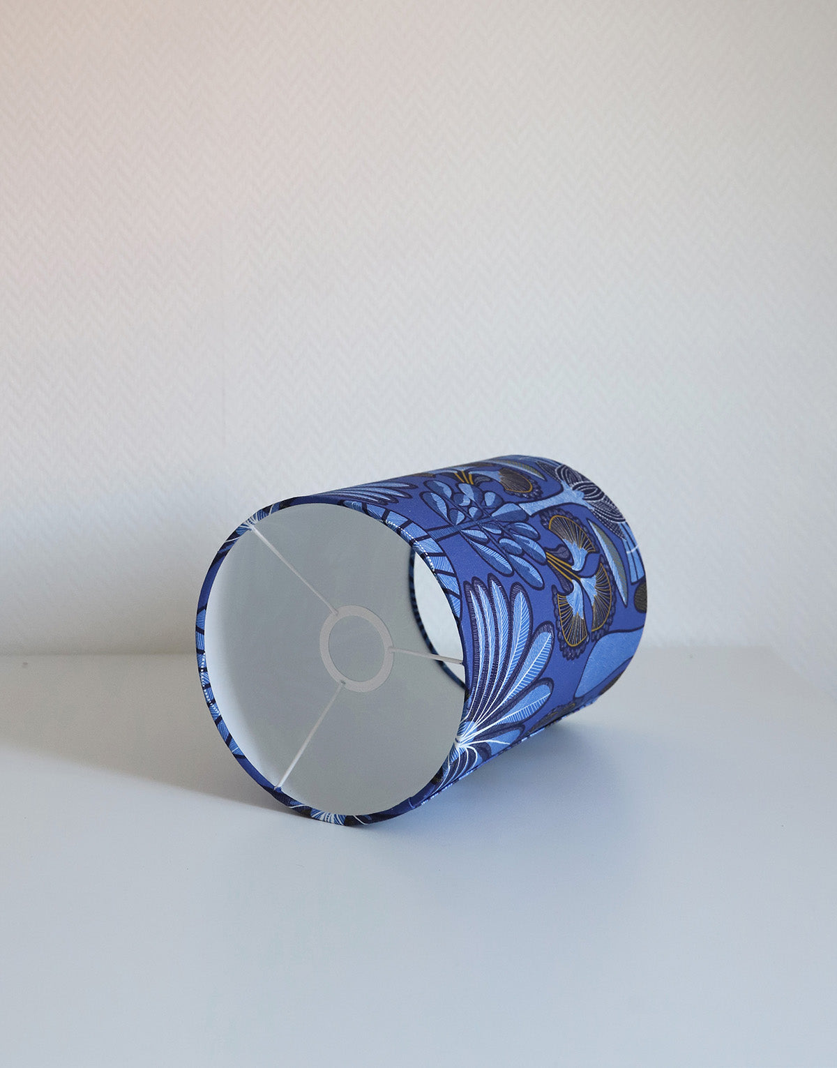 Lampe à poser, pied en céramique mate et abat-jour imprimé