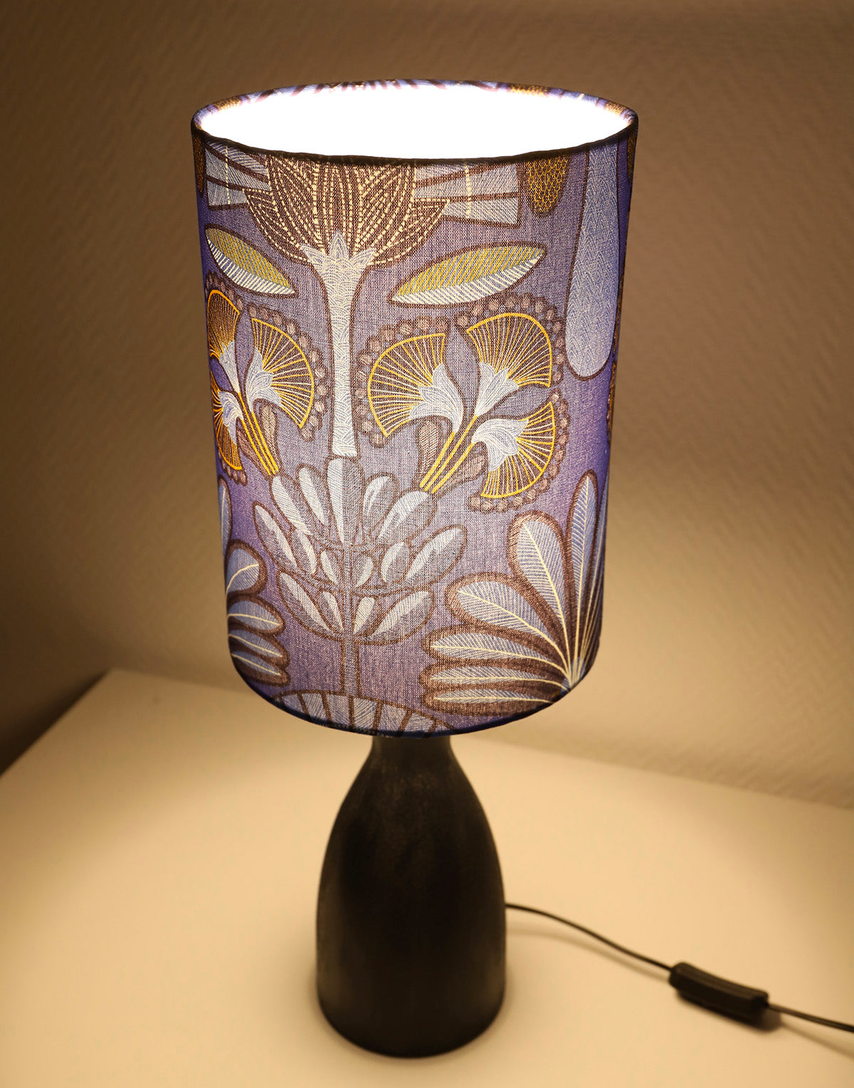Lampe à poser, pied en céramique mate et abat-jour imprimé