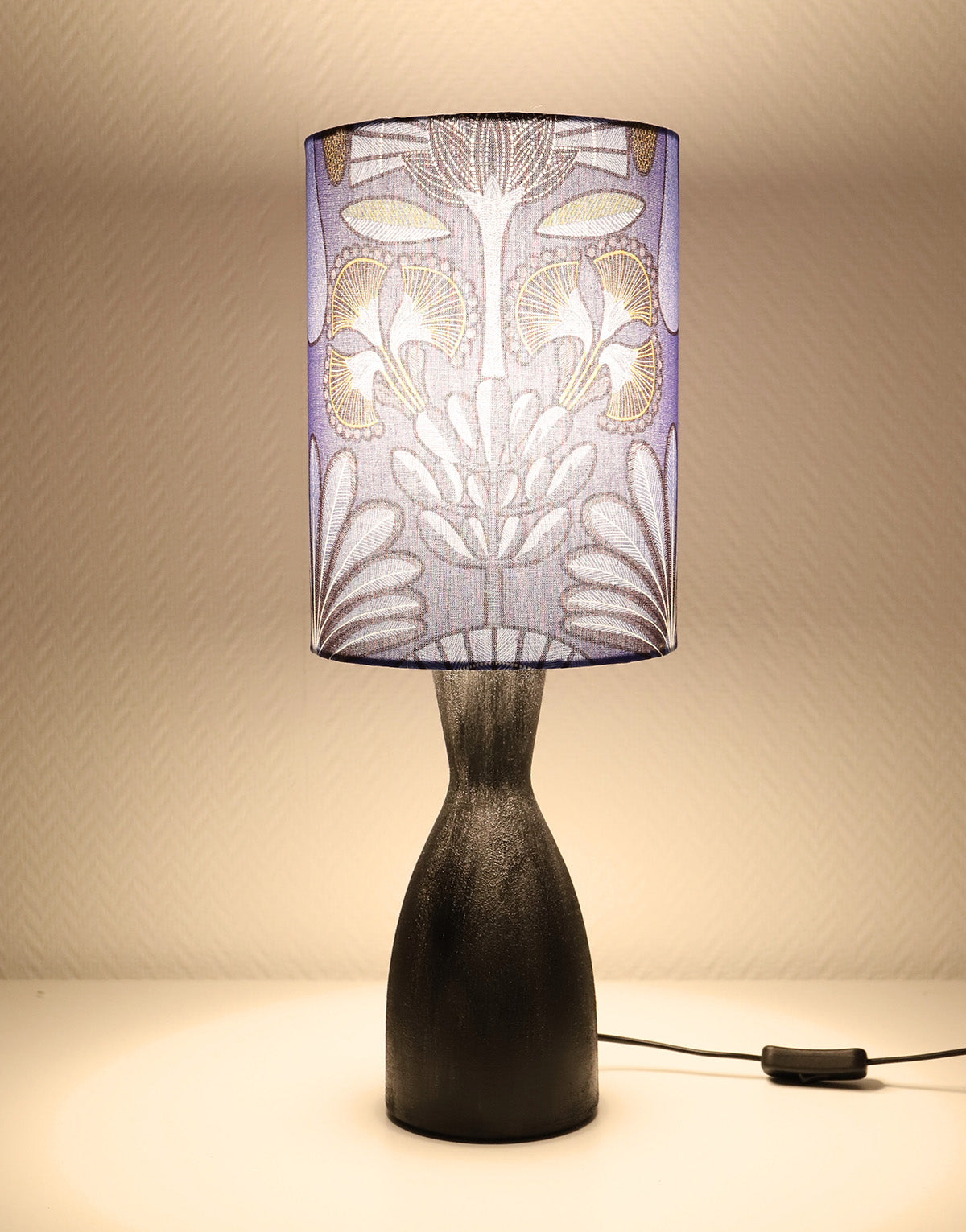 Lampe à poser, pied en céramique mate et abat-jour imprimé