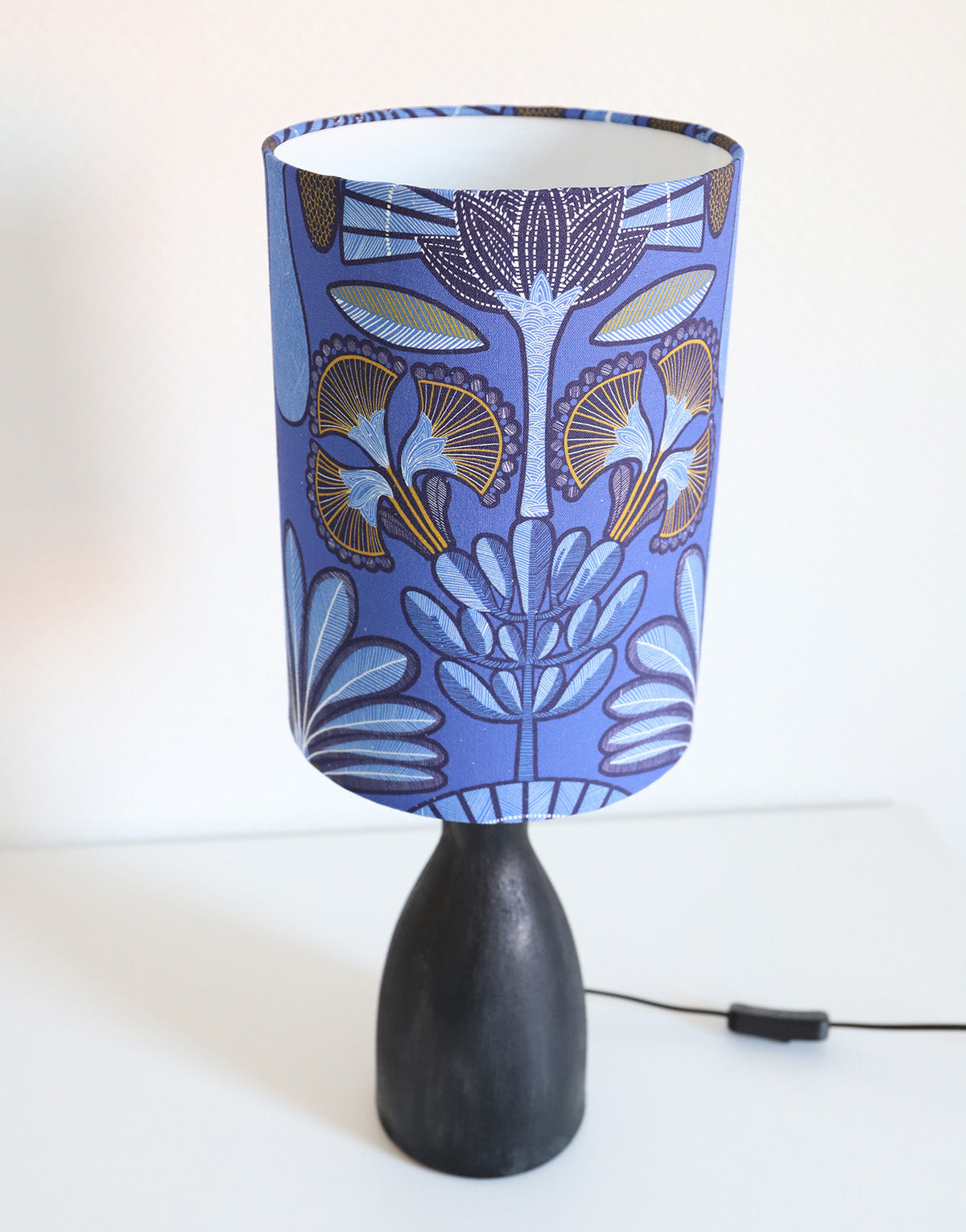 Lampe à poser, pied en céramique mate et abat-jour imprimé