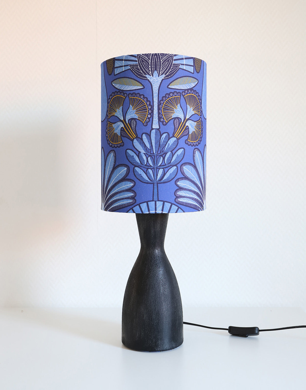 Lampe à poser, pied en céramique mate et abat-jour imprimé