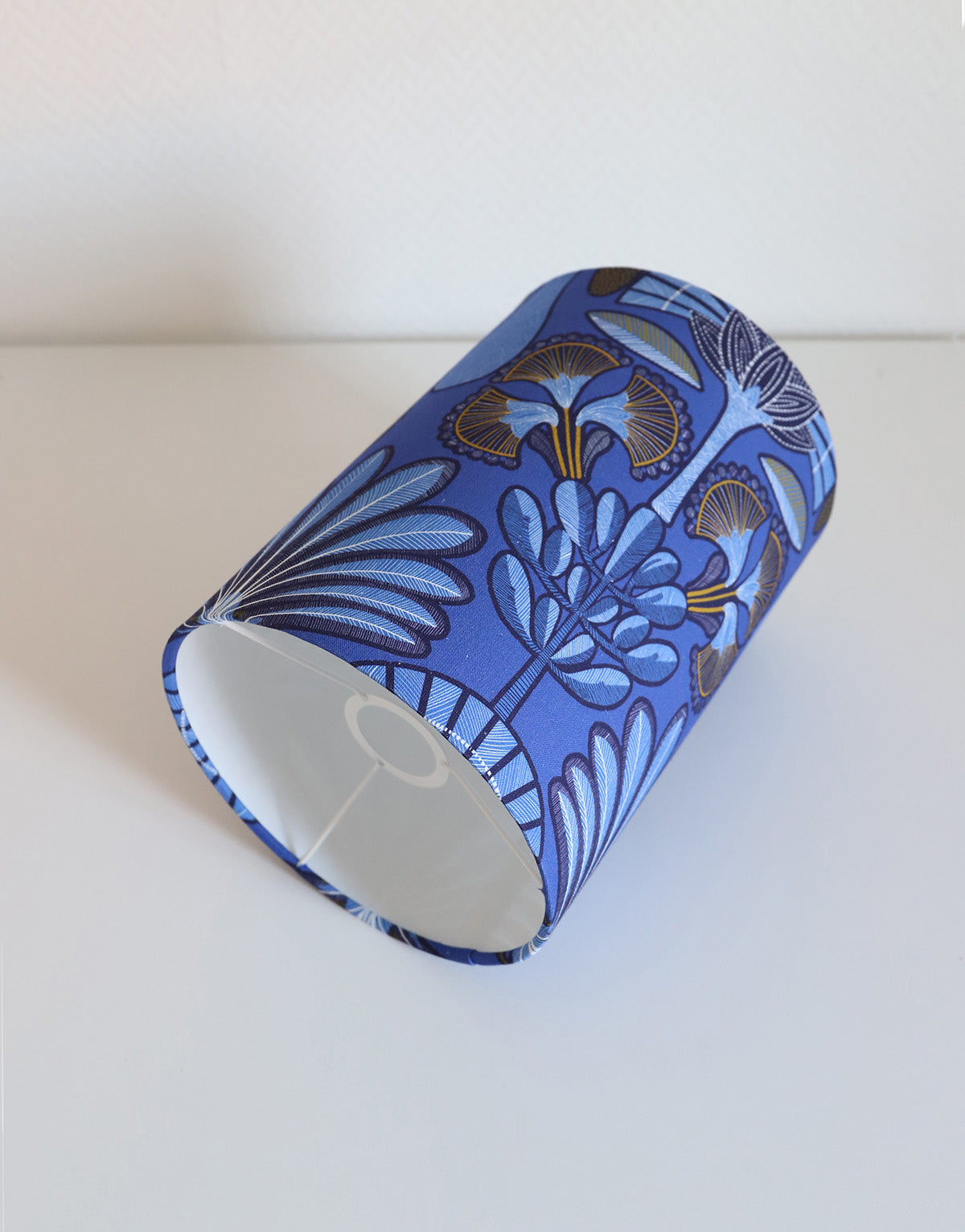 Lampe à poser, pied en céramique mate et abat-jour imprimé