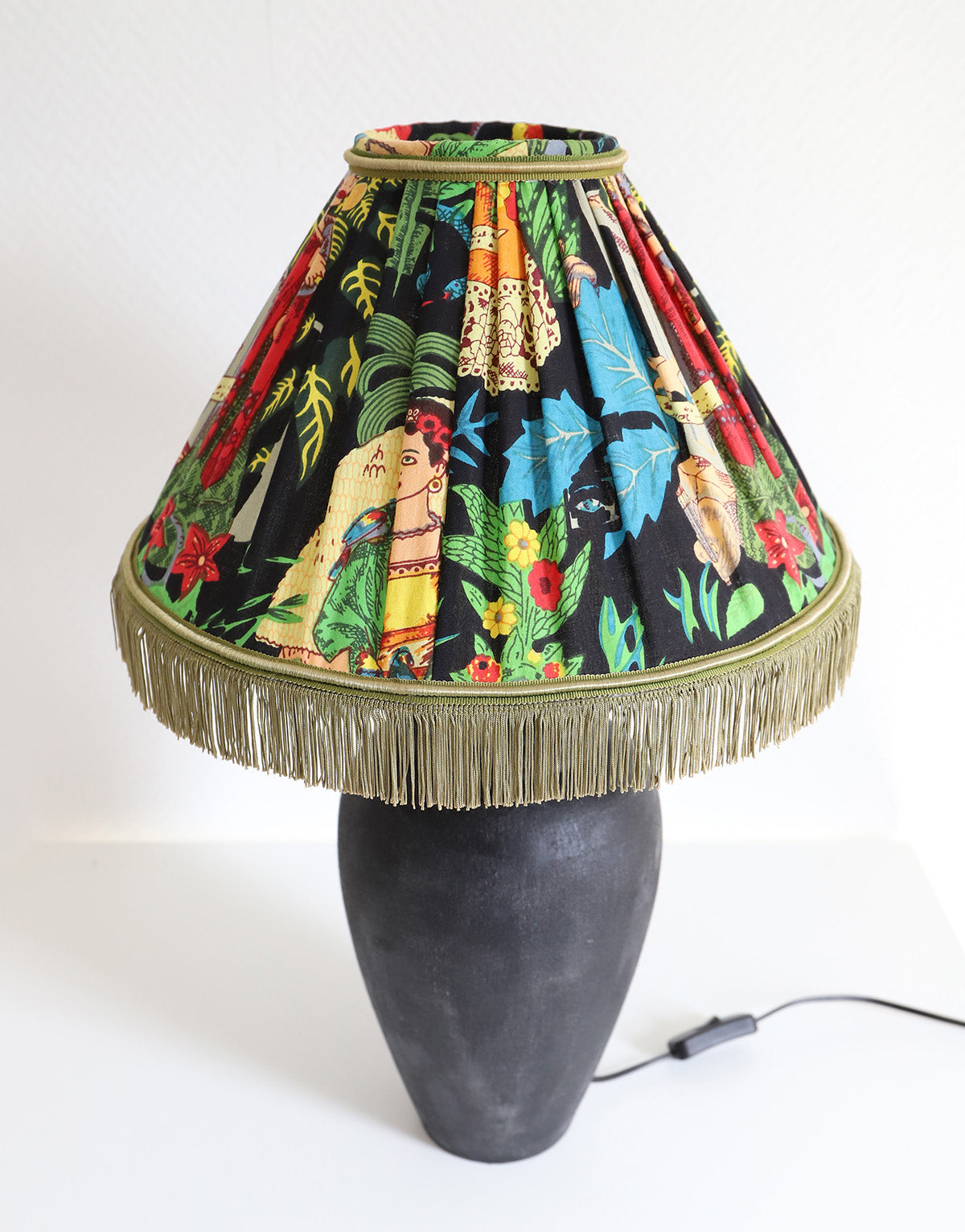 Lampe à poser, pied en céramique noire et abat-jour vintage imprimé