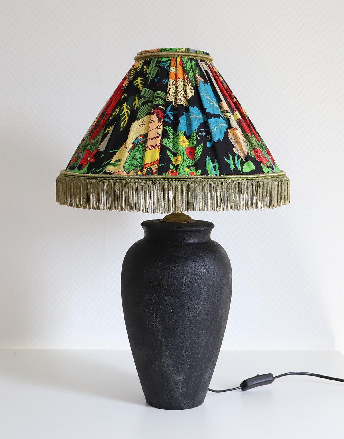Lampe à poser, pied en céramique noire et abat-jour vintage imprimé