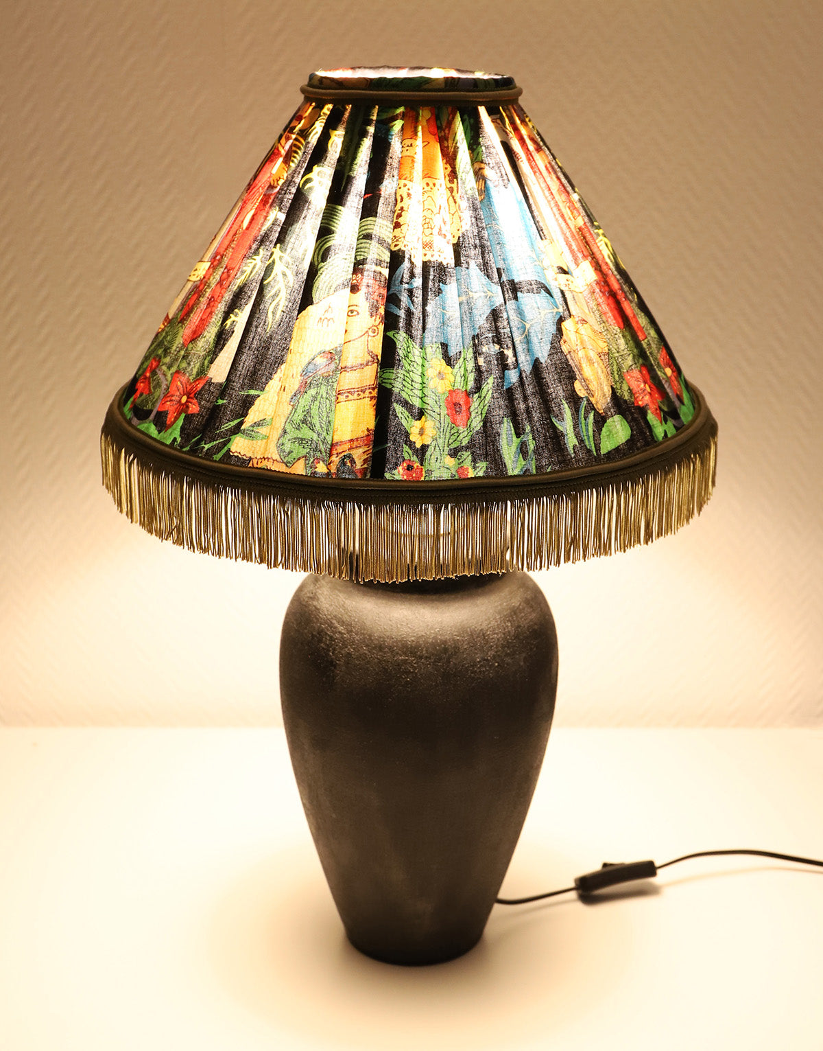 Lampe à poser, pied en céramique noire et abat-jour vintage imprimé