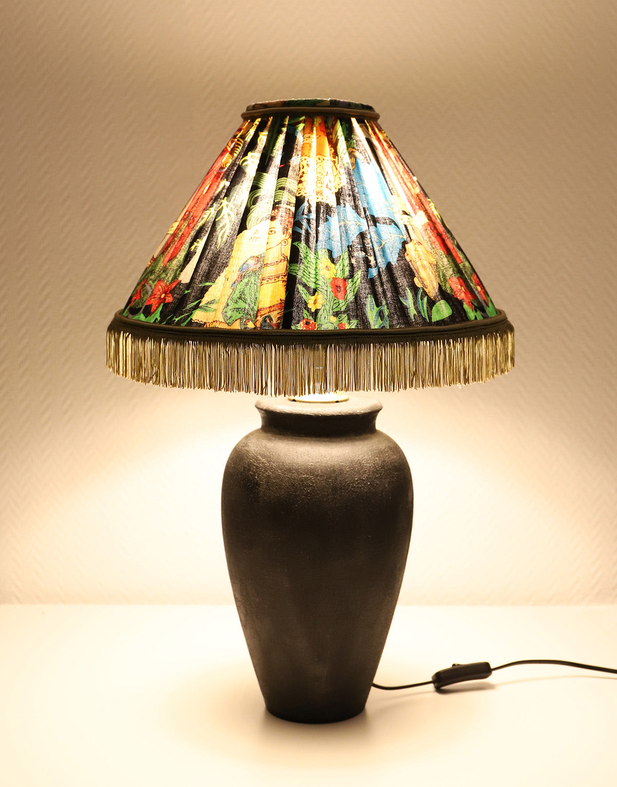 Lampe à poser, pied en céramique noire et abat-jour vintage imprimé