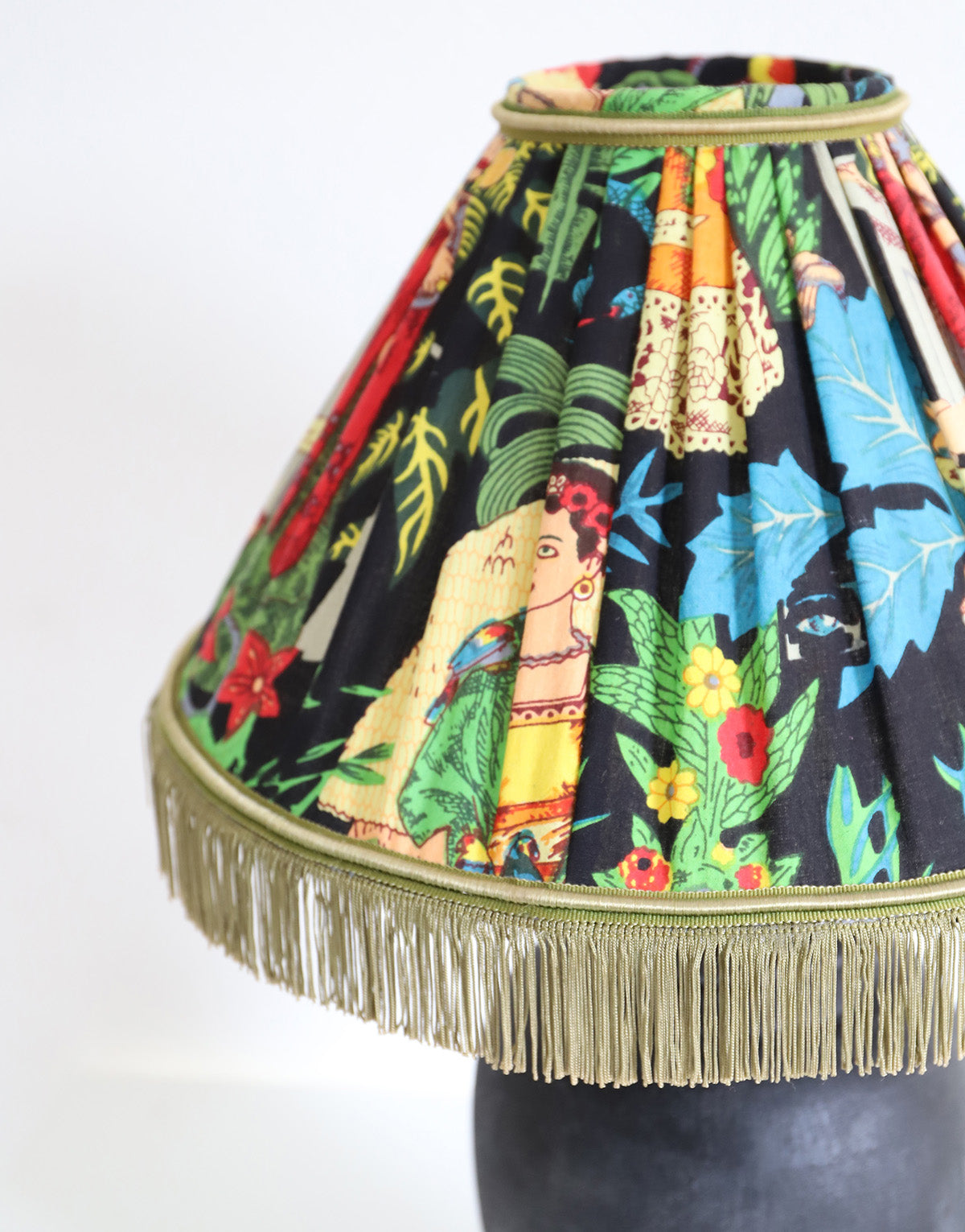 Lampe à poser, pied en céramique noire et abat-jour vintage imprimé
