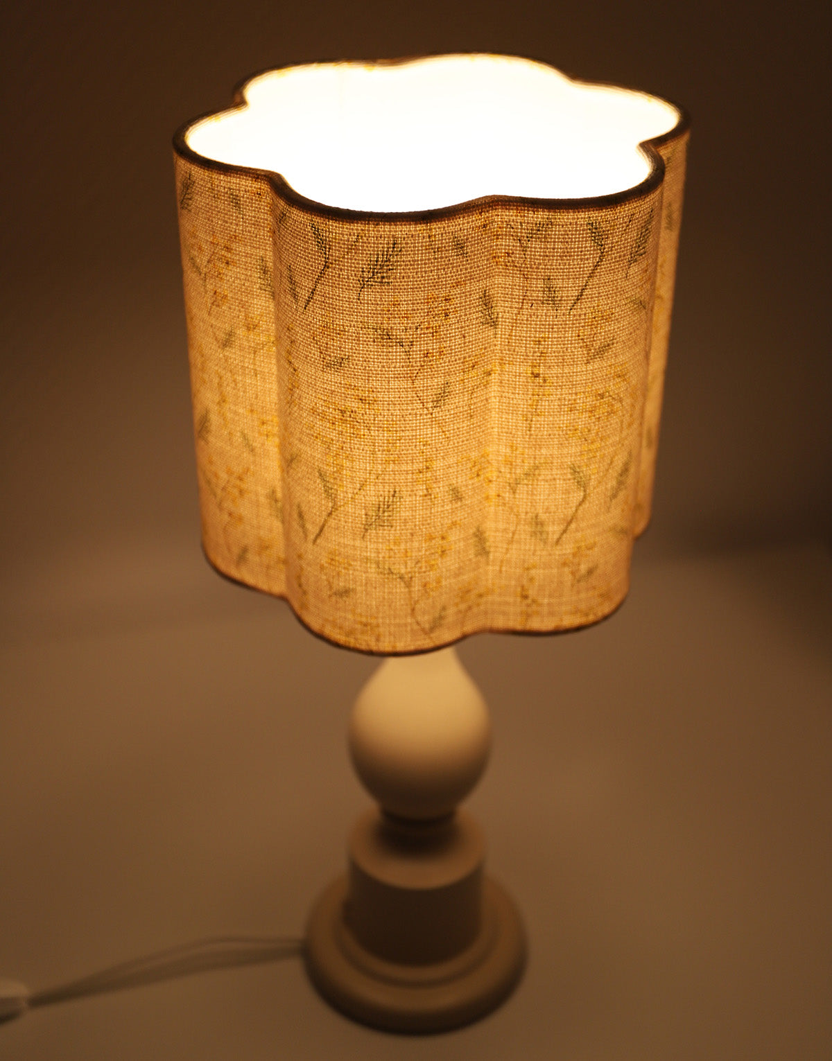 Lampe à poser, pied en bois tourné et abat-jour imprimé "mimosas"