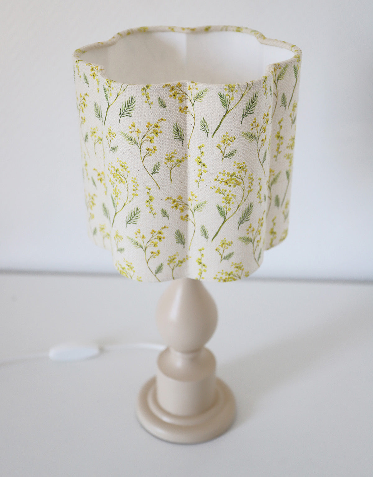 Lampe à poser, pied en bois tourné et abat-jour imprimé "mimosas"
