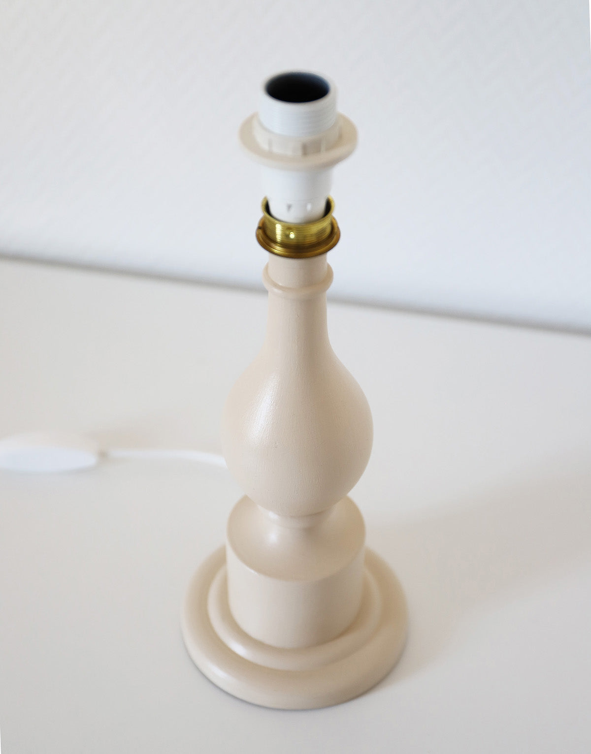 Lampe à poser, pied en bois tourné et abat-jour imprimé "mimosas"